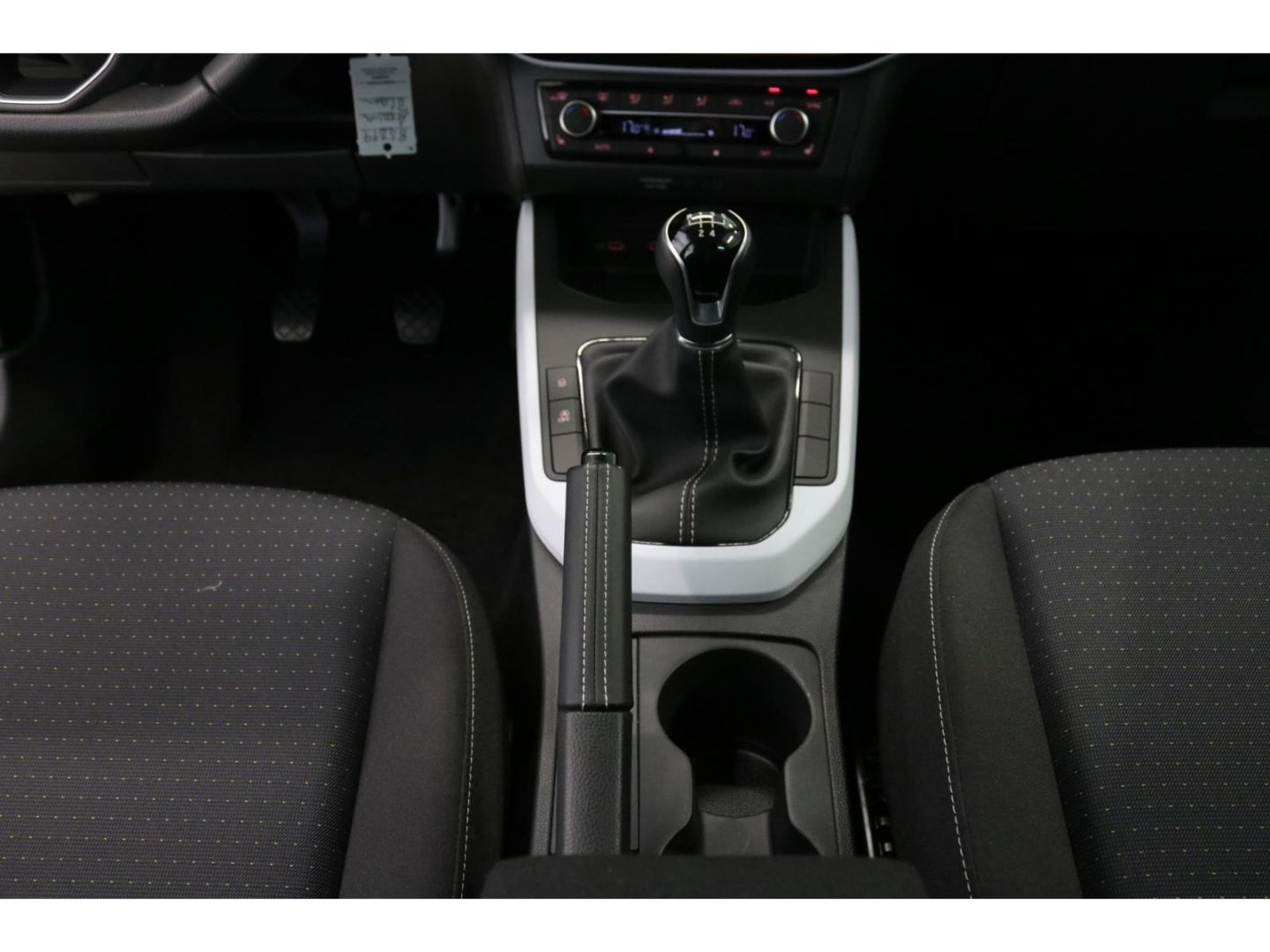 Fahrzeugabbildung SEAT Arona Road Edition Navi Tempomat SHZ PDC LED