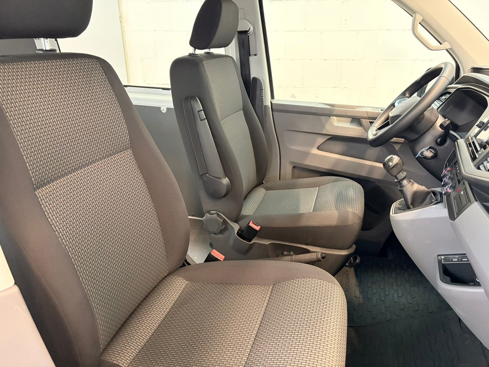 Fahrzeugabbildung Volkswagen T6.1 Transporter Kasten 2,0 TDI +AHK+Licht&Sicht