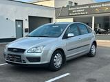 Ford Focus Lim. Fun X SCHECKHEFT GEPFLEGT/VIELES NEU - Ford Focus aus 2007 mit Benzin-Antrieb: Limousine