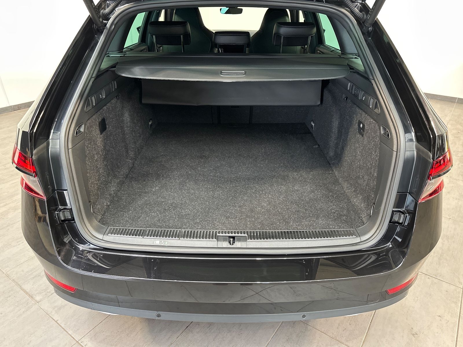 Fahrzeugabbildung SKODA Superb Combi 1.4 TSI iV DSG Sportline NAV+LED