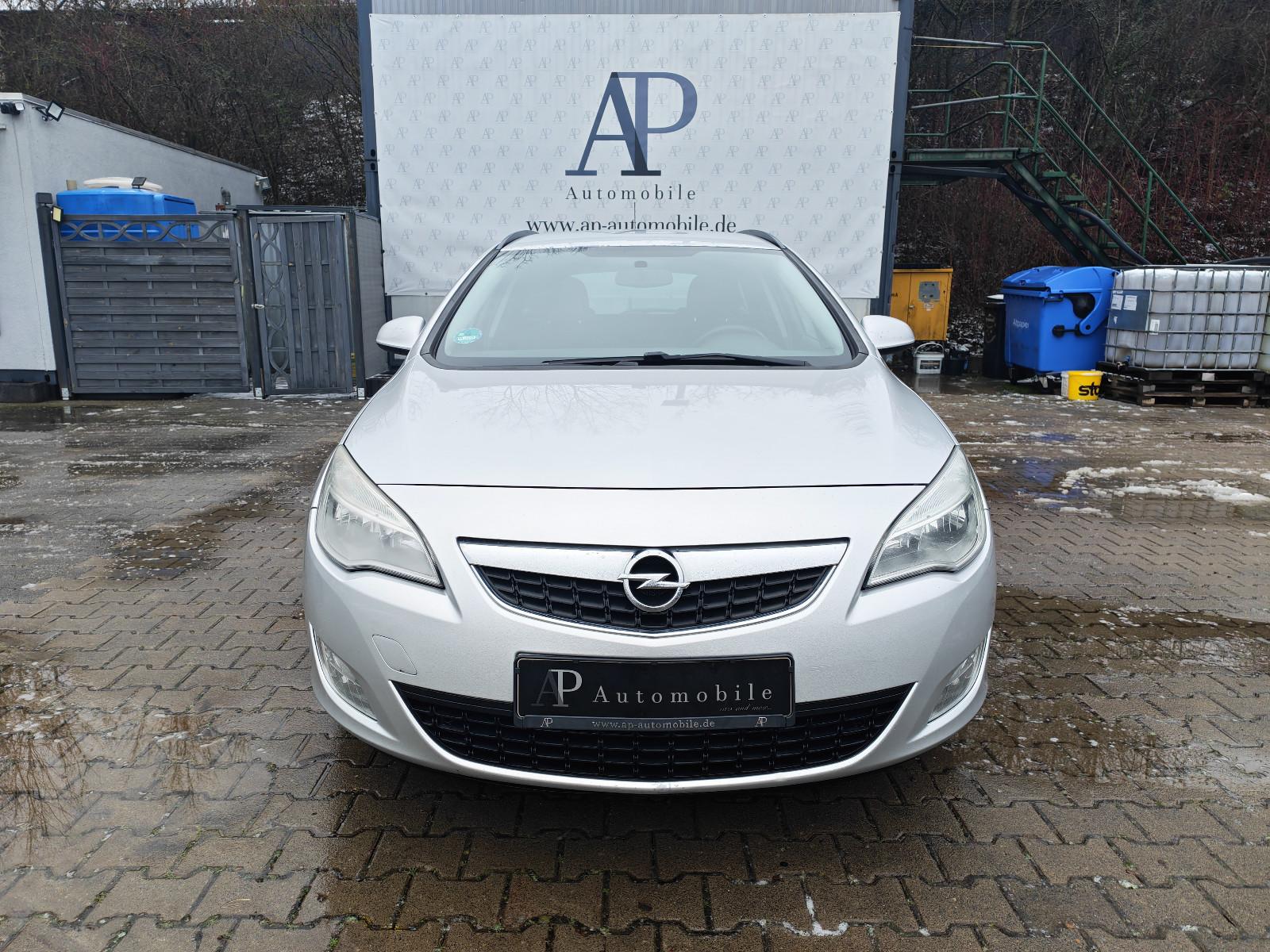 Opel Astra 2011 — interior