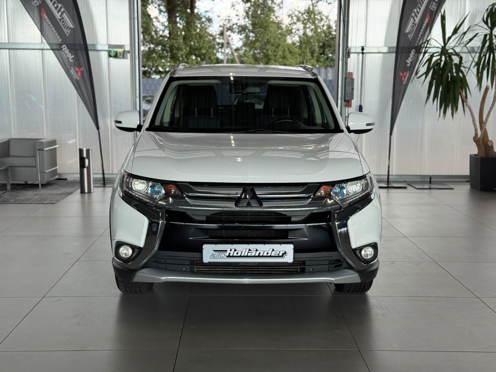 Fahrzeugabbildung Mitsubishi Outlander 2.2 DI-D Plus 4WD  NUR HÄNDLER/GEWERBE