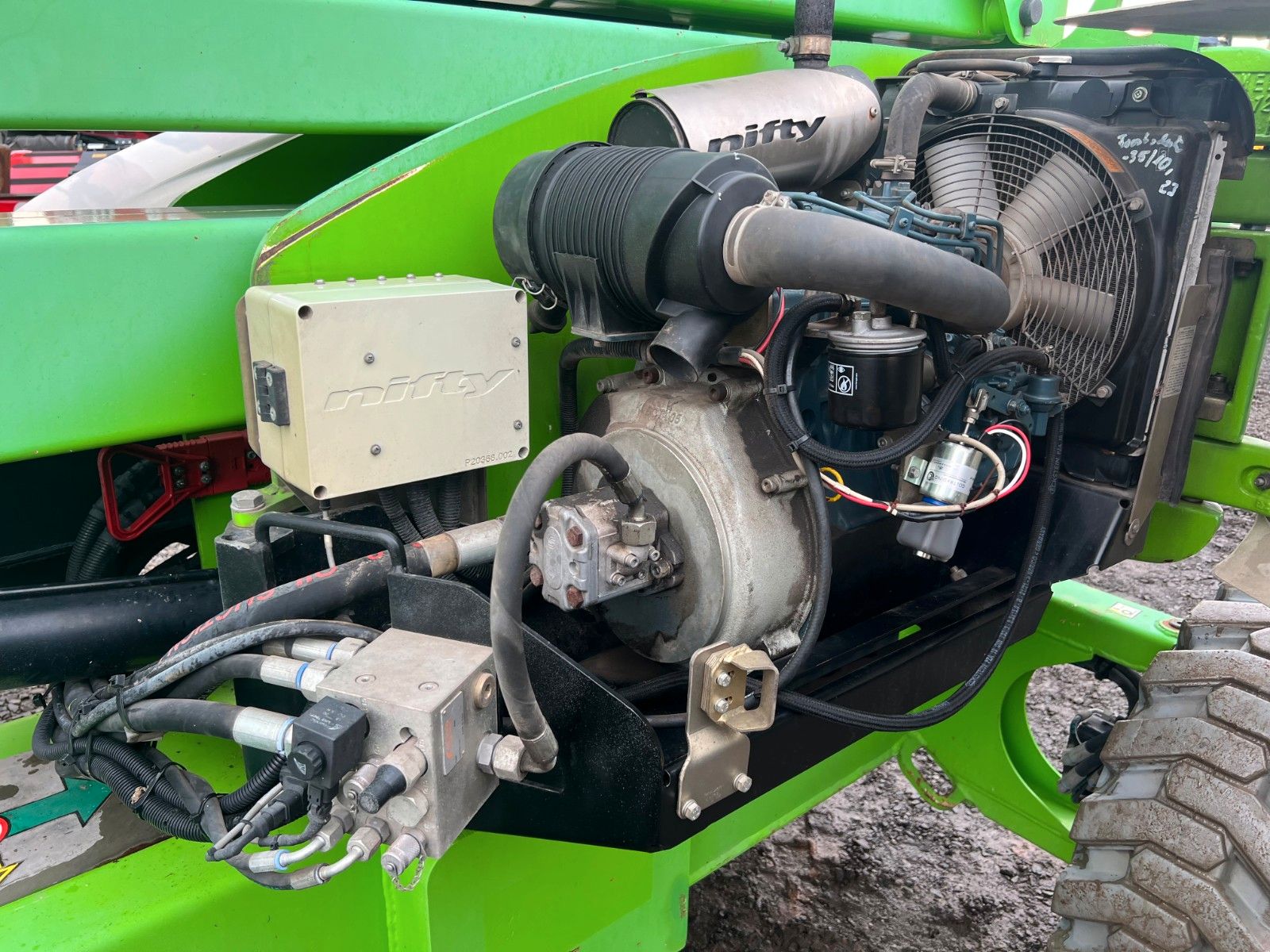 Fahrzeugabbildung Niftylift HR17D 4X4 / 1.636h / 17m Arbeithöhe