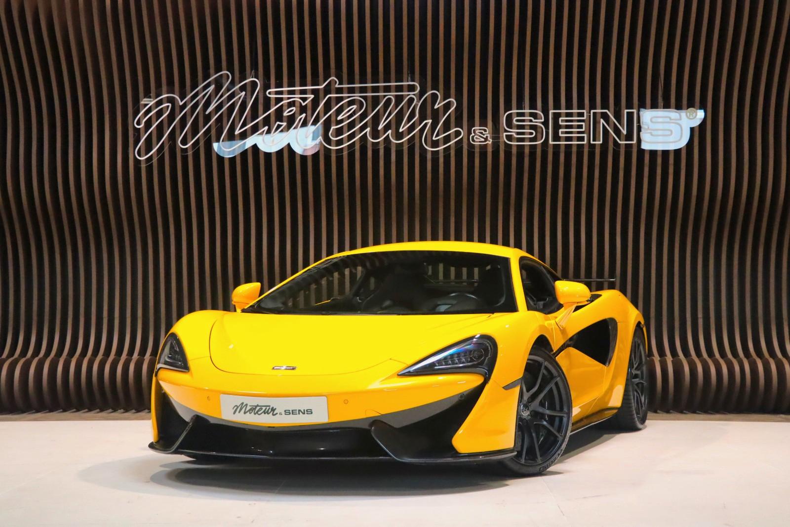 McLaren 570S - Carbon - Lift - B&W - Camera