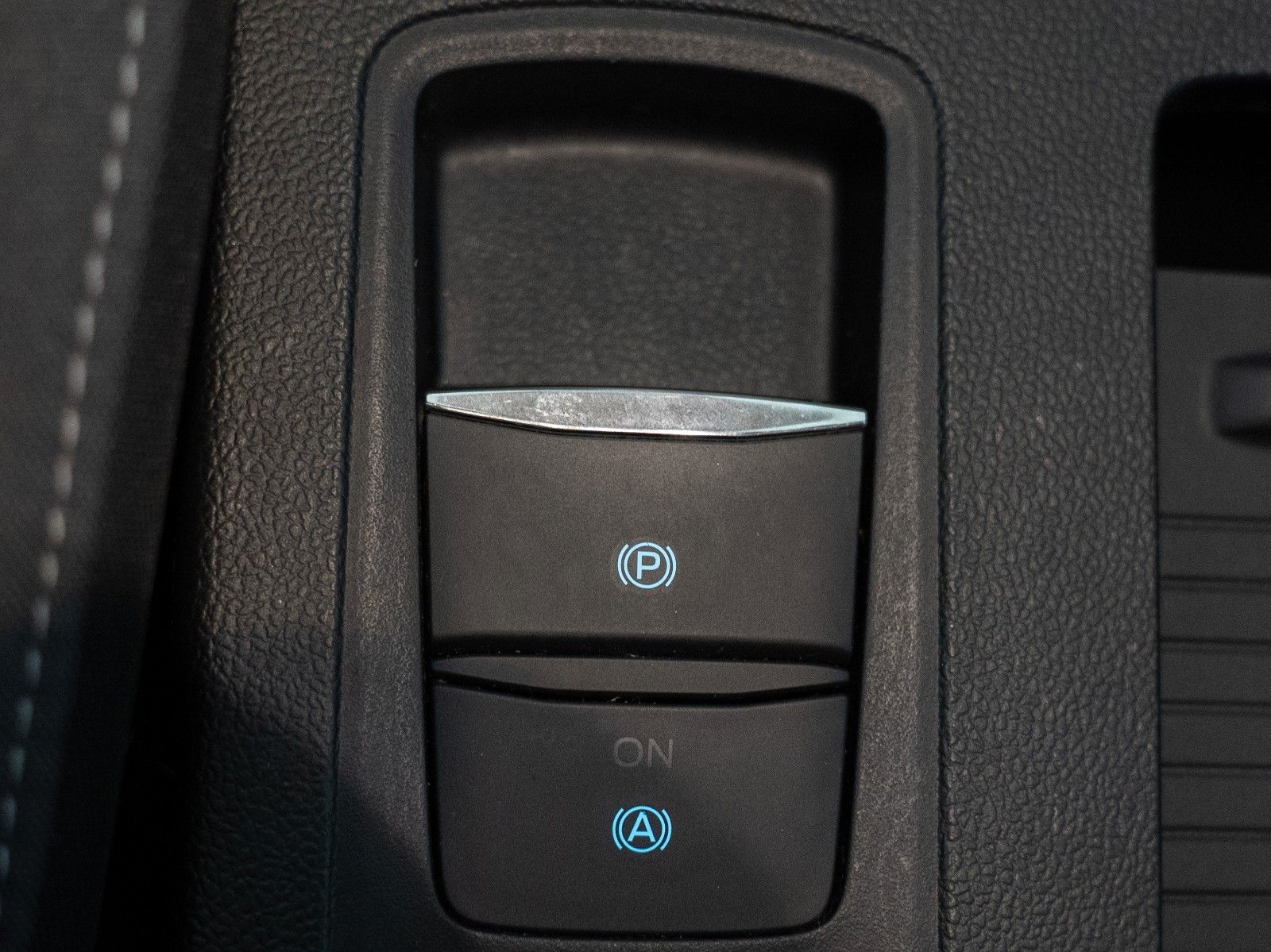 Fahrzeugabbildung Ford Focus Lim. C&C WINTER-P./NAVI/KLIMA/DAB/JRC