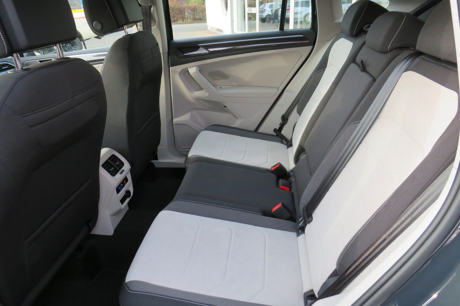 Fahrzeugabbildung Volkswagen Tiguan TSI DSG ELEGANCE 19-ZOLL MATRIX 360` 1.HD