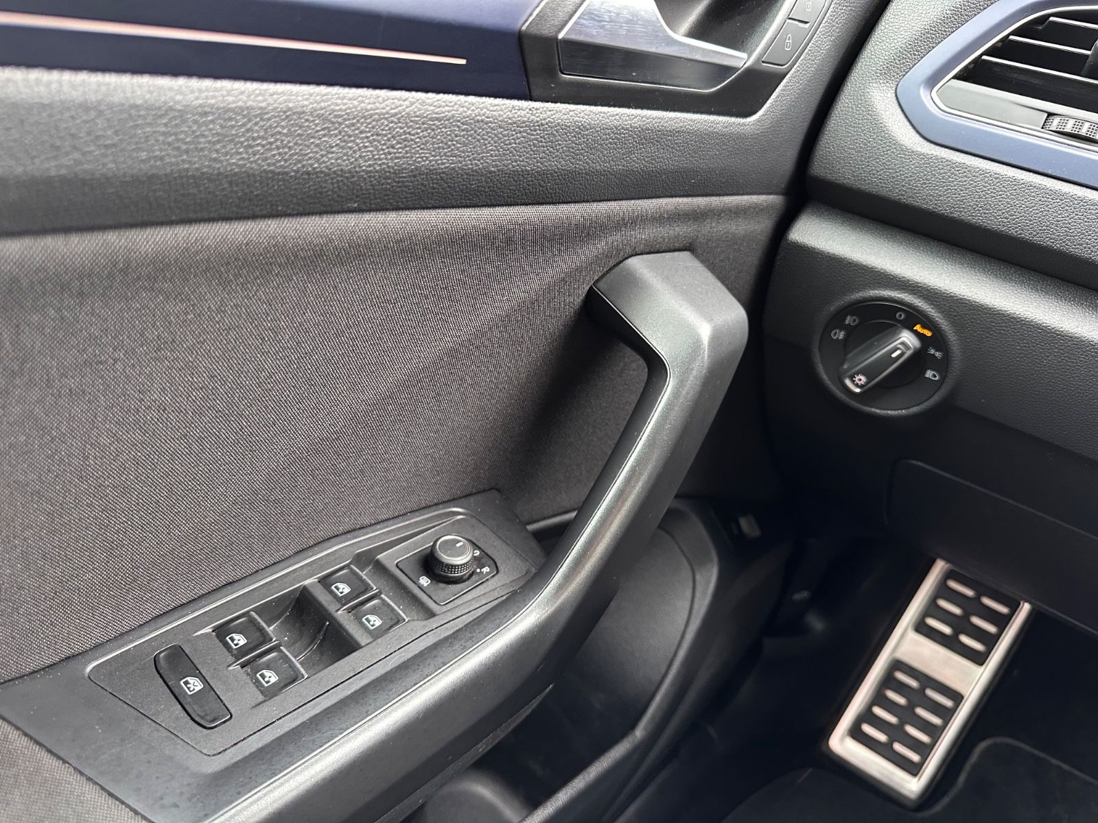Fahrzeugabbildung Volkswagen T-Roc R Line 2.0 TDI DSG AHK/Beats/Navi/App/19"