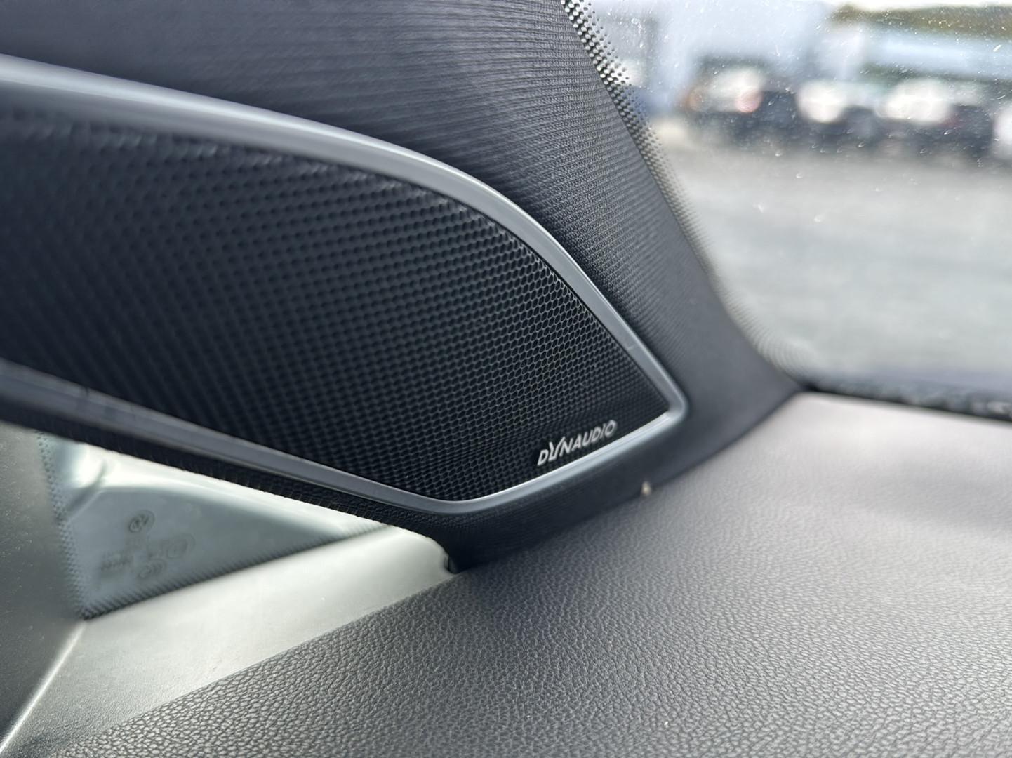 Volkswagen Golf VII R SW 300 ch 4Motion DSG • Toit pano • Dynaudio • ACC • DCC • Caméra • Cuir