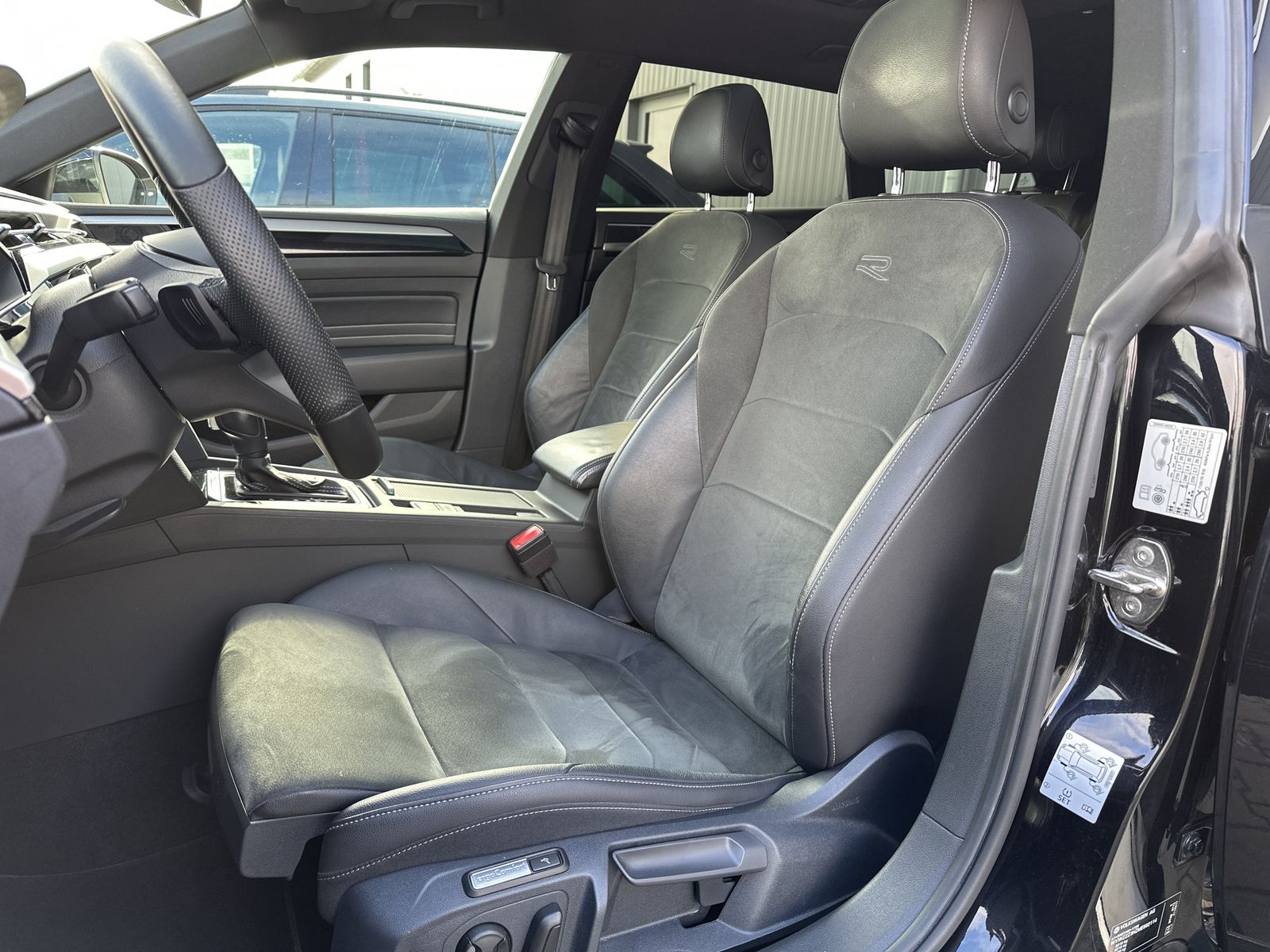 Fahrzeugabbildung Volkswagen Arteon SB 2.0 TDI DSG R-Line NAV+LED+ACC+PANORAM