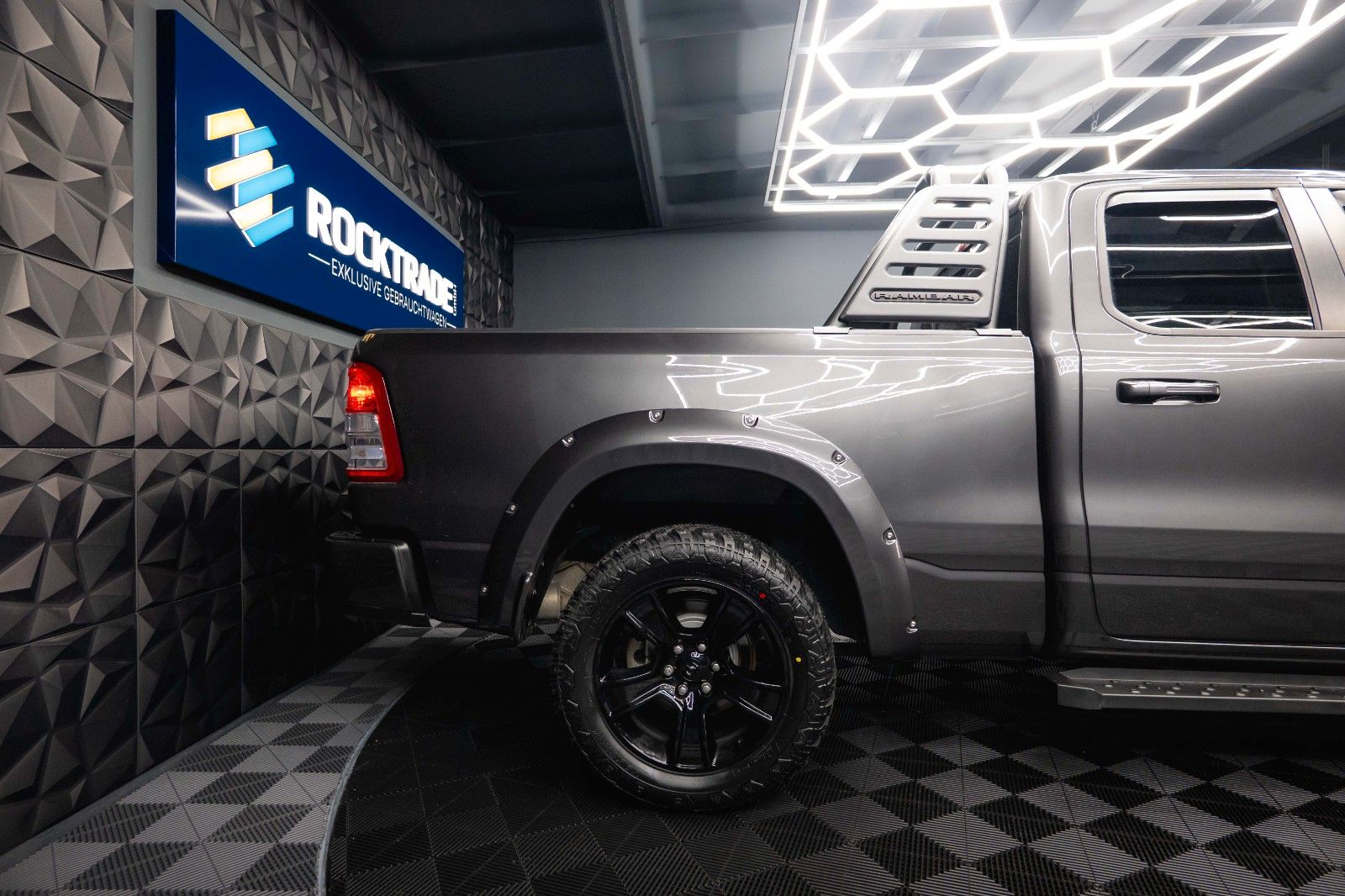 Fahrzeugabbildung Dodge RAM 5.7 V8 HEMI 4x4 OFFROAD Night Limited 19%