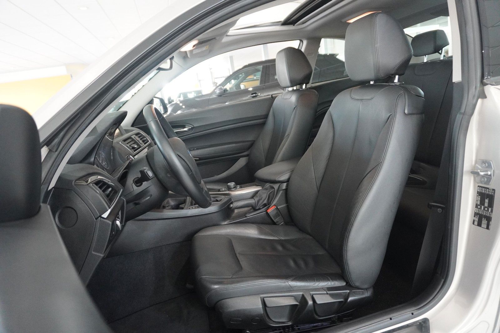 Fahrzeugabbildung BMW 220i COUPE SPORT LEDER/SHZ/PDC/USB/SCHIEBEDACH