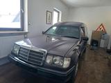 Mercedes-Benz Mercedes E230 W124 Bestattungswagen - Mercedes-Benz W124 aus dem Jahr 1987