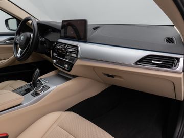 Fahrzeugabbildung BMW 530e xD Kamera Laser HUD DAB HiFi AHK ACC Komfor