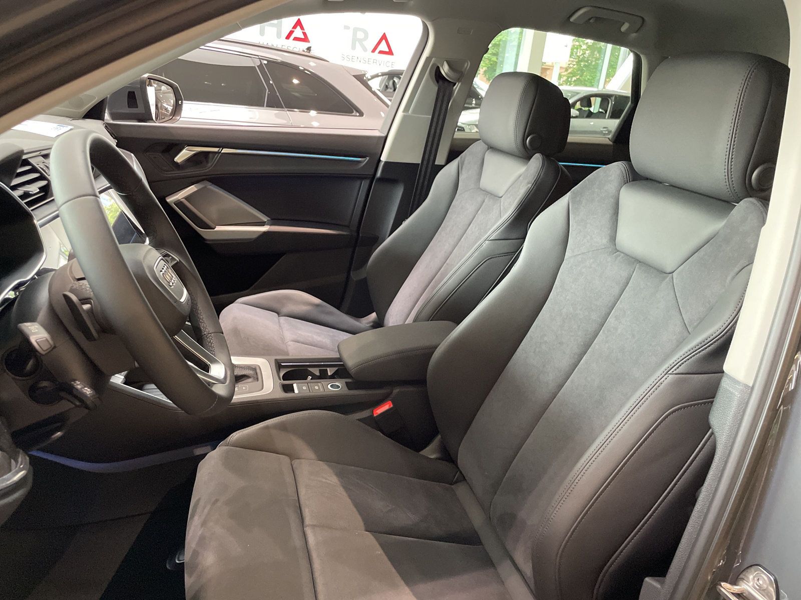 Fahrzeugabbildung Audi Q3 45 TFSI e S tronic Matrix ACC Navi Kamera