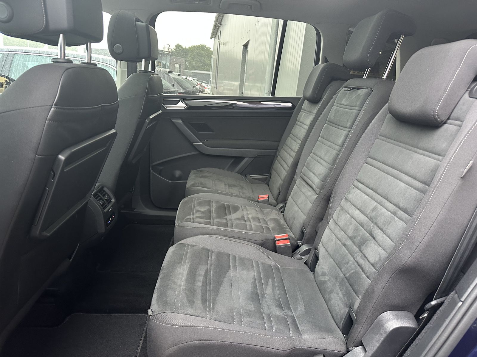 Fahrzeugabbildung Volkswagen Touran 1.5 TSI DSG HL 7-Sitzer NAV+LED+KAM+PANO