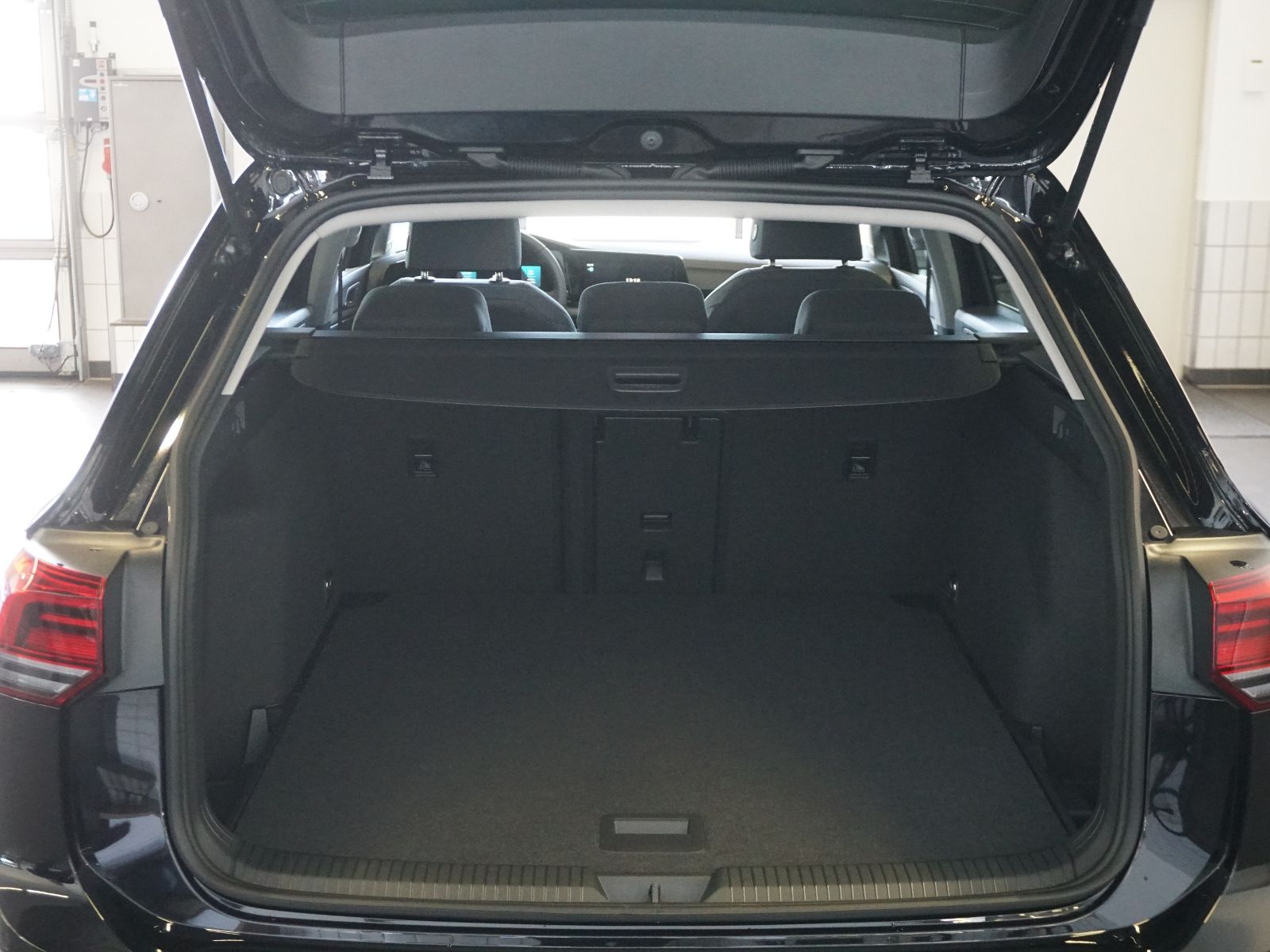 Fahrzeugabbildung Volkswagen Golf VIII Variant Style 1.5 eTSI DSG *AHK, LED,