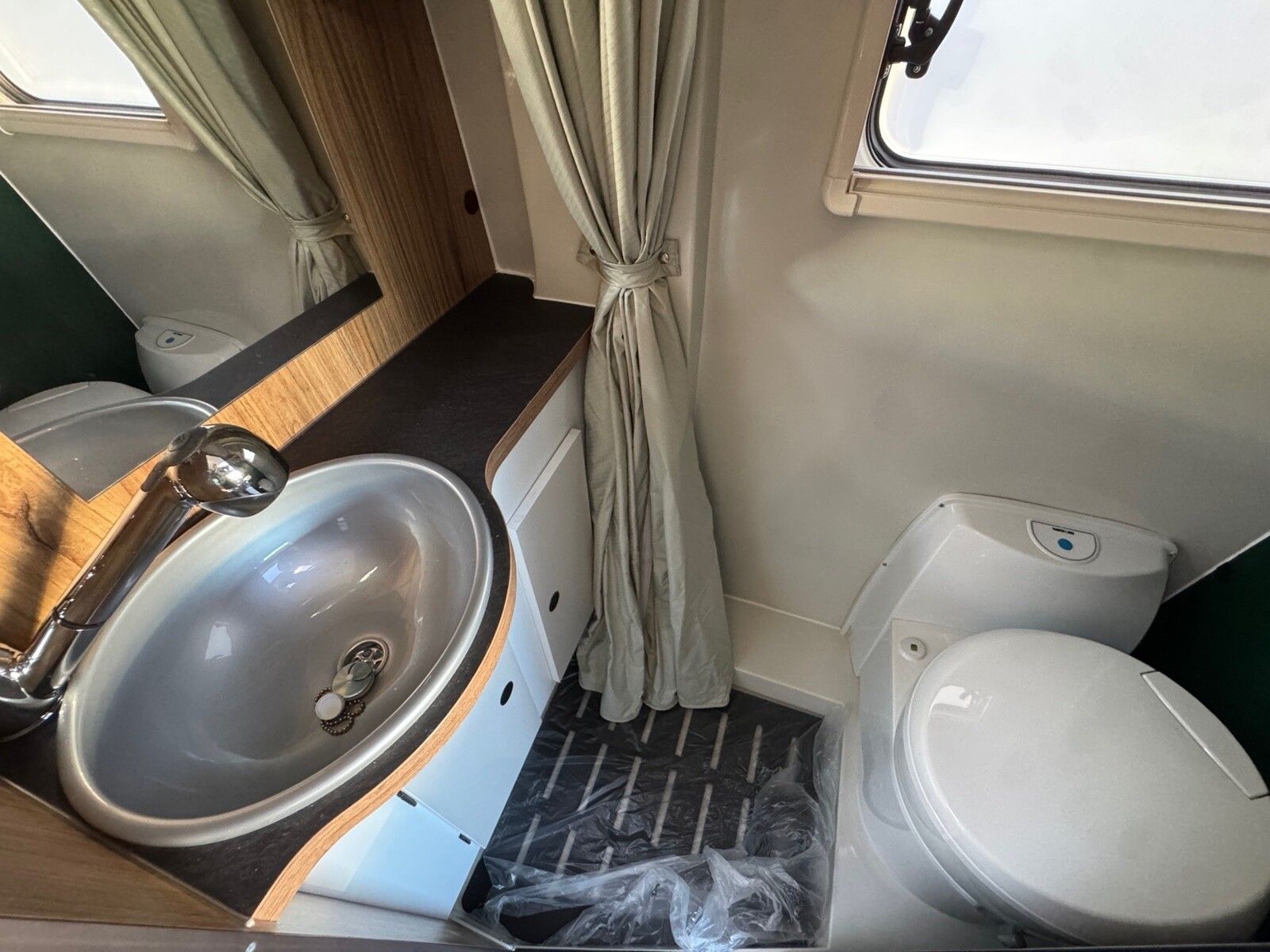 Fahrzeugabbildung Karmann Dexter DE 600 Alufelgen, Captain-Chair-Sitze