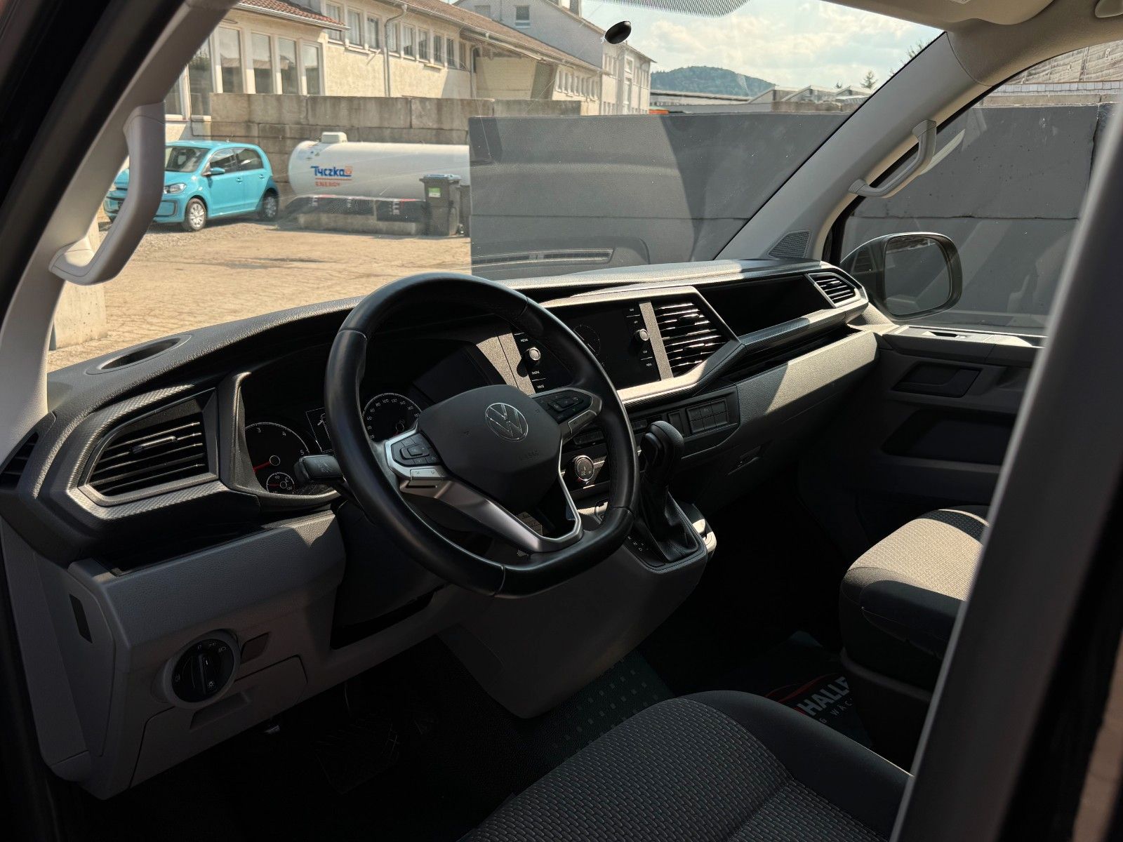 Fahrzeugabbildung Volkswagen T6.1 Transporter Kurz 2.0 TDI DSG CarPlay Navi