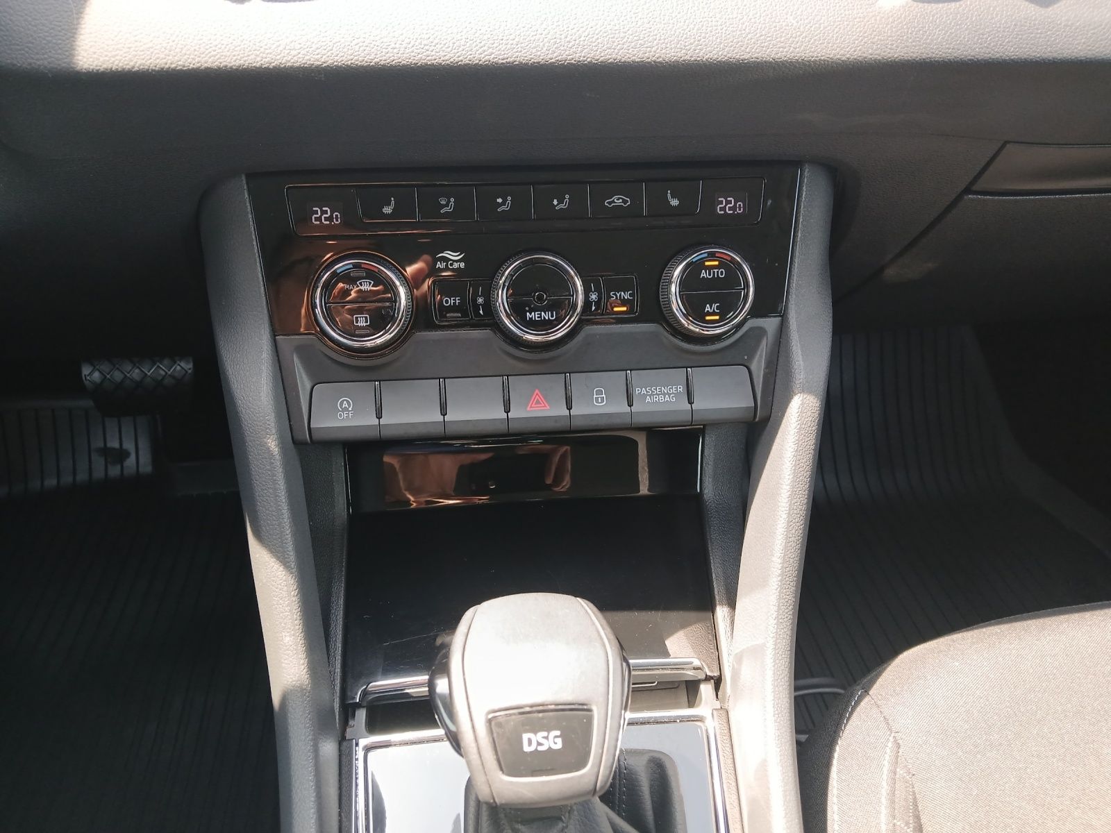 Fahrzeugabbildung SKODA Karoq TSI Ambition  DSG LED Navi GRA PDC SH LM