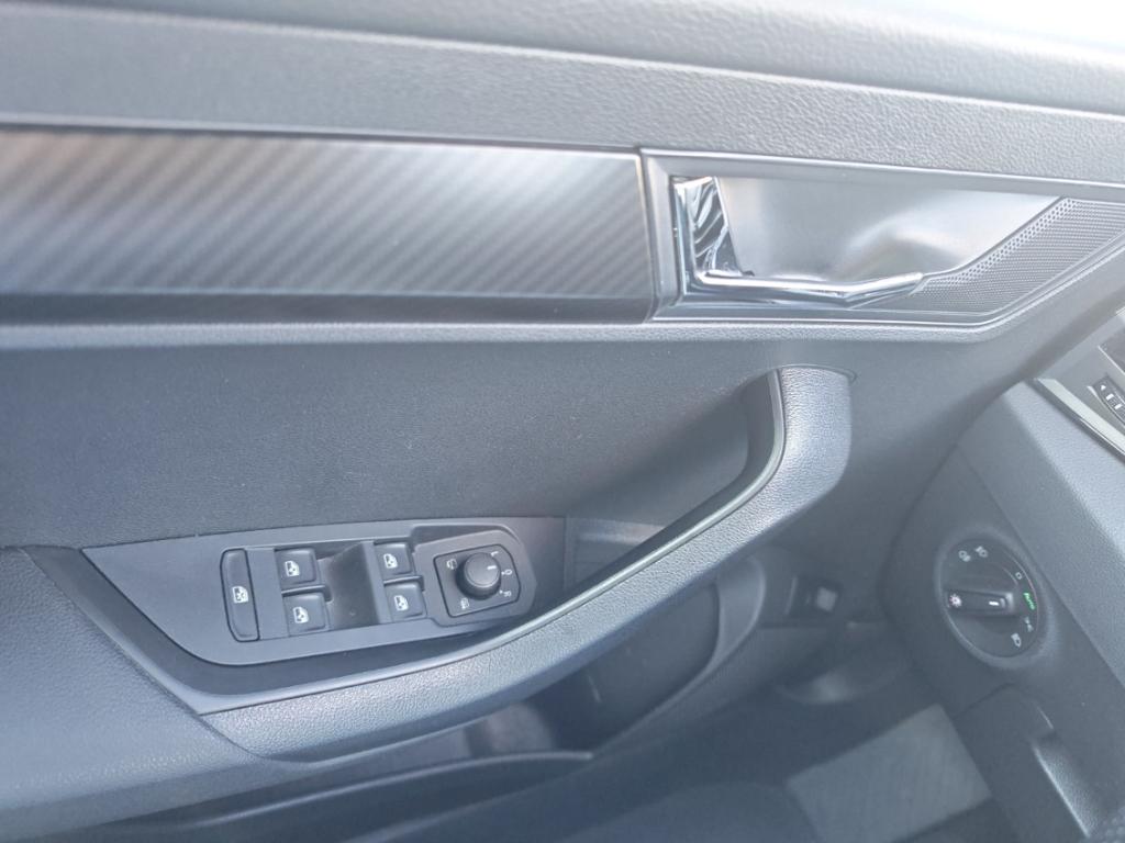 Skoda Karoq 1.5 TSI DSG Sportline AHK Navi elHeck RKam