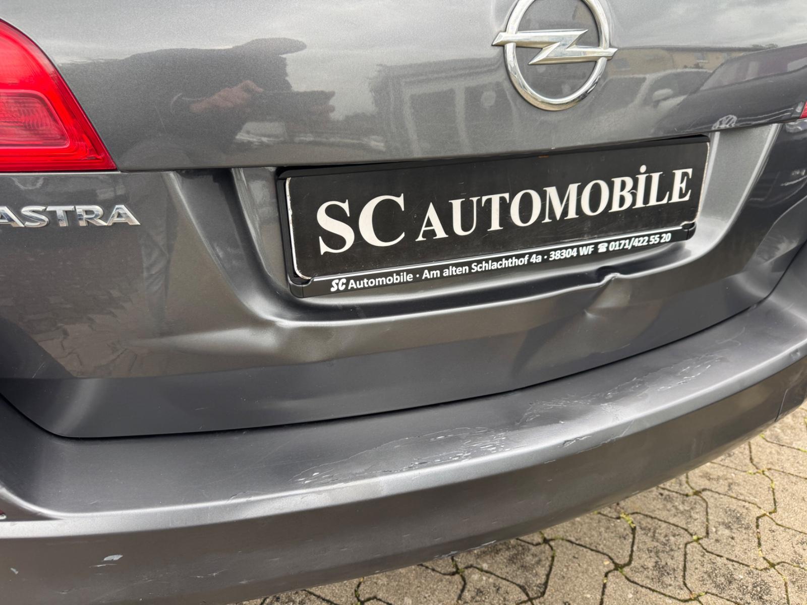 Opel Astra 2011 — photo 12