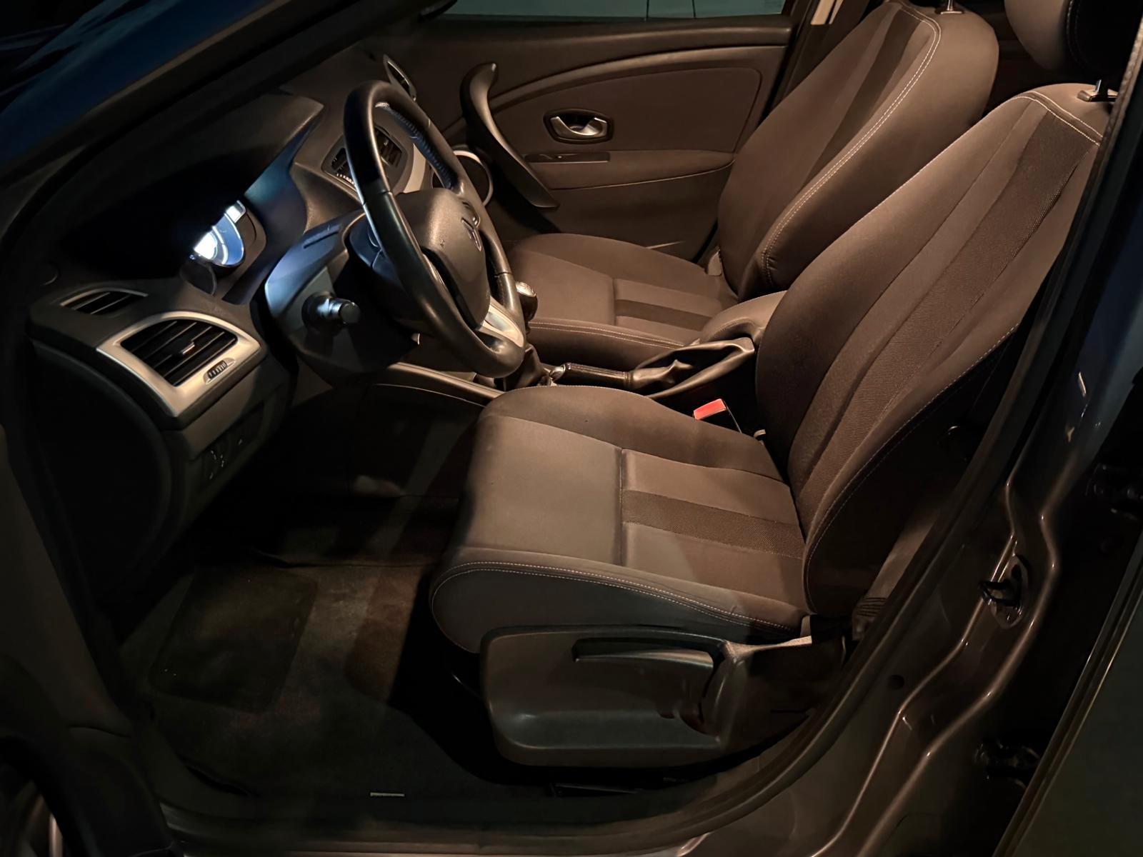 Renault Megane 2011 — photo 15