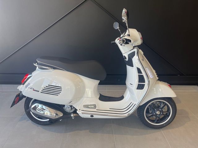 Vespa GTS 300 Super Bianco