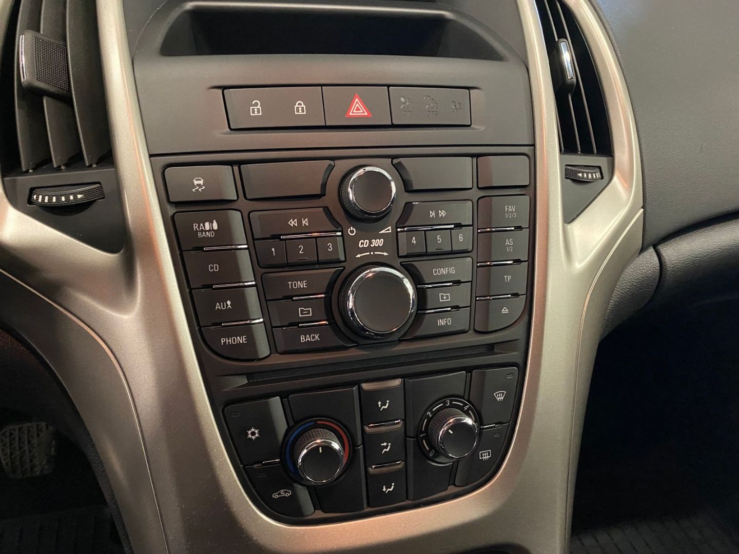 Fahrzeugabbildung Opel Astra J Lim. 5-trg. Edition AHK Klima