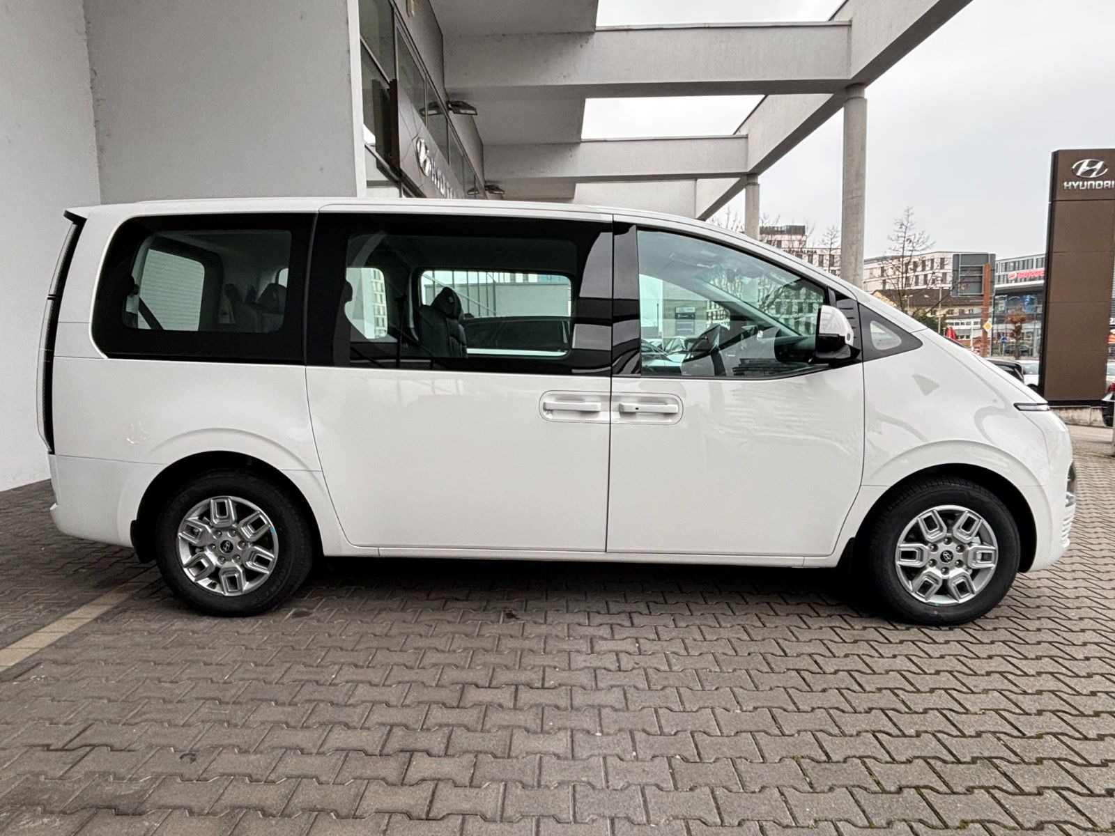 Fahrzeugabbildung Hyundai Staria HEV Trend 225PS Park-/Shuttle-Parket !