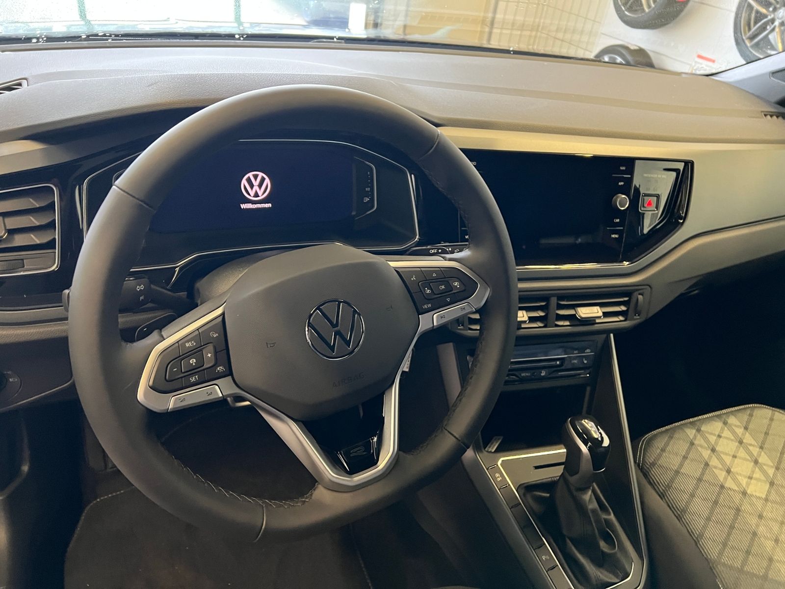 Fahrzeugabbildung Volkswagen Taigo R-Line 1.5 TSI DSG *AHK, Navi, "IQ.DRIVE"*