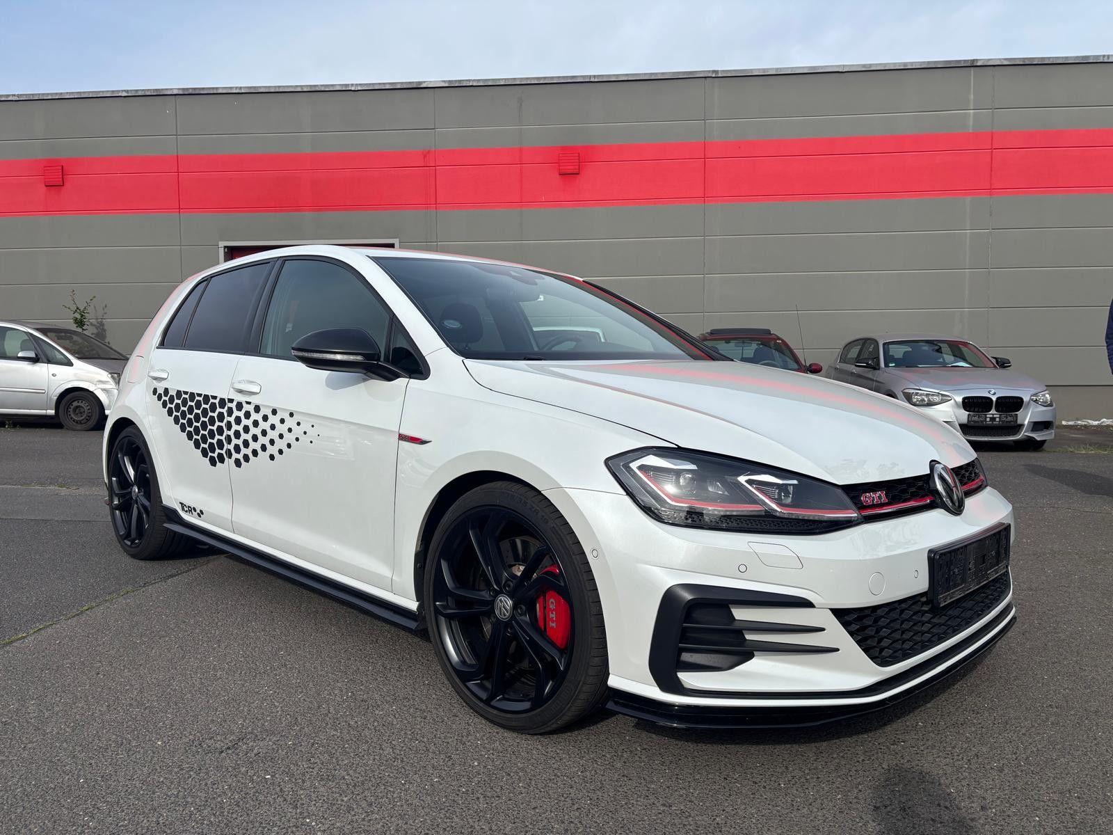 Fahrzeugabbildung Volkswagen Golf GTI TCR AKRAPOVIC-DYNAUDIO-ACC-RFK-DCC-ALC.