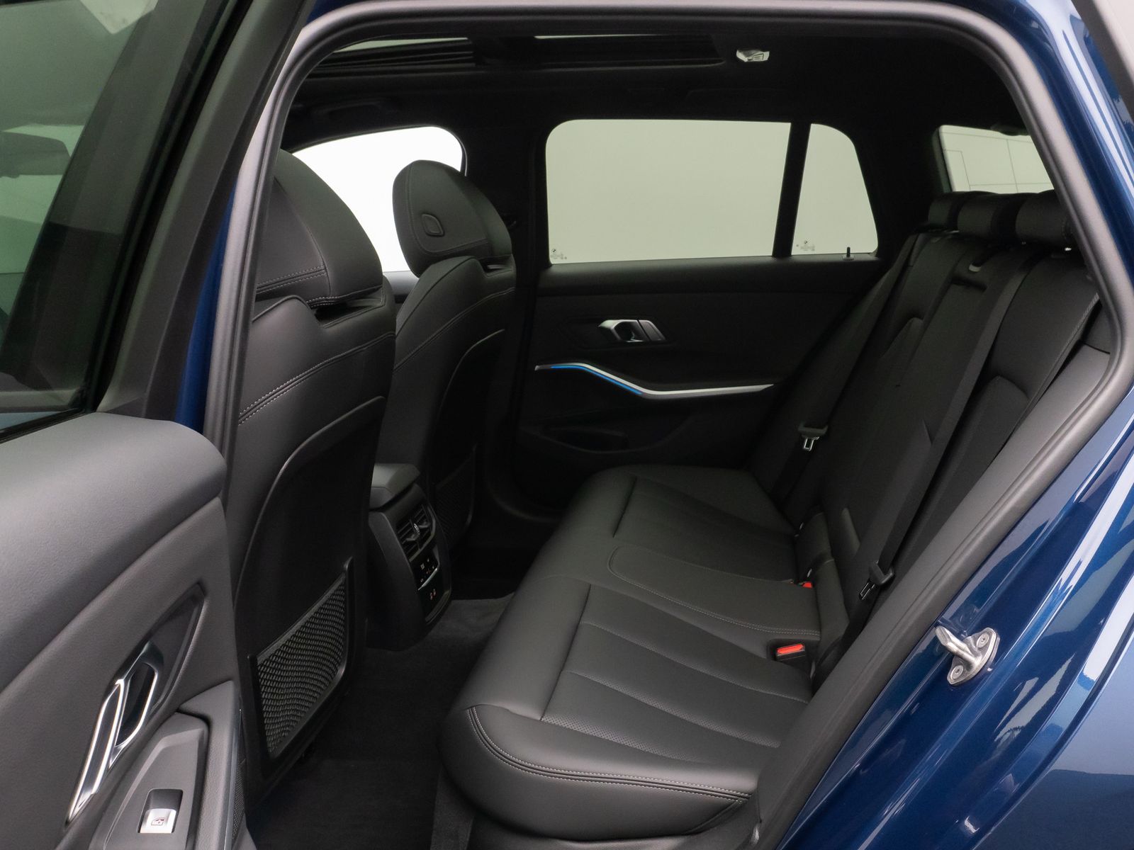 Fahrzeugabbildung BMW 330e xD Luxury Line Panorama Kamera HUD DAB AHK