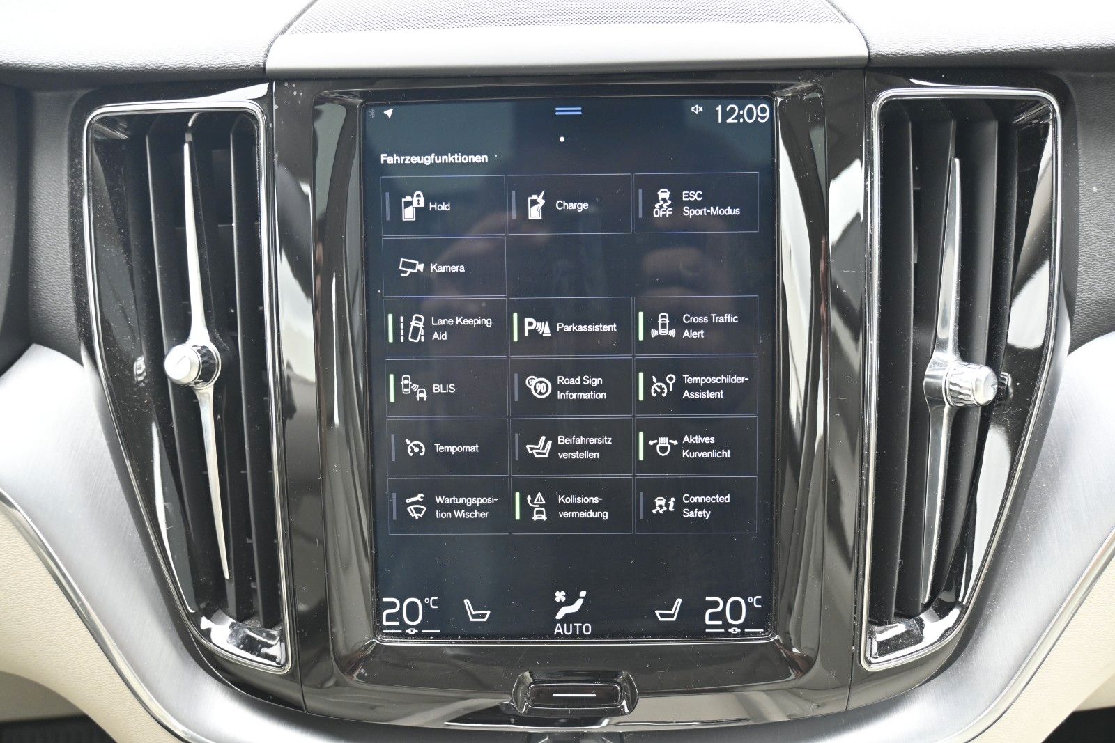Fahrzeugabbildung Volvo XC60 T8 AWD Momentum Plug-In Hybrid*PANO*BLIS