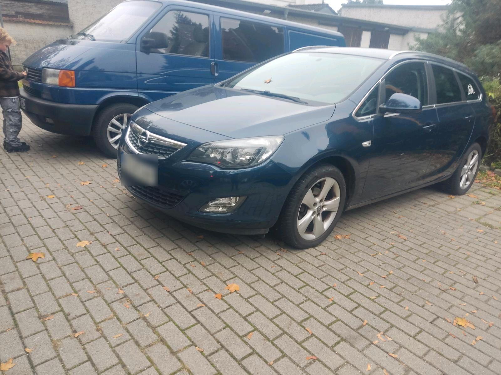 Opel Astra 2011 — photo 7