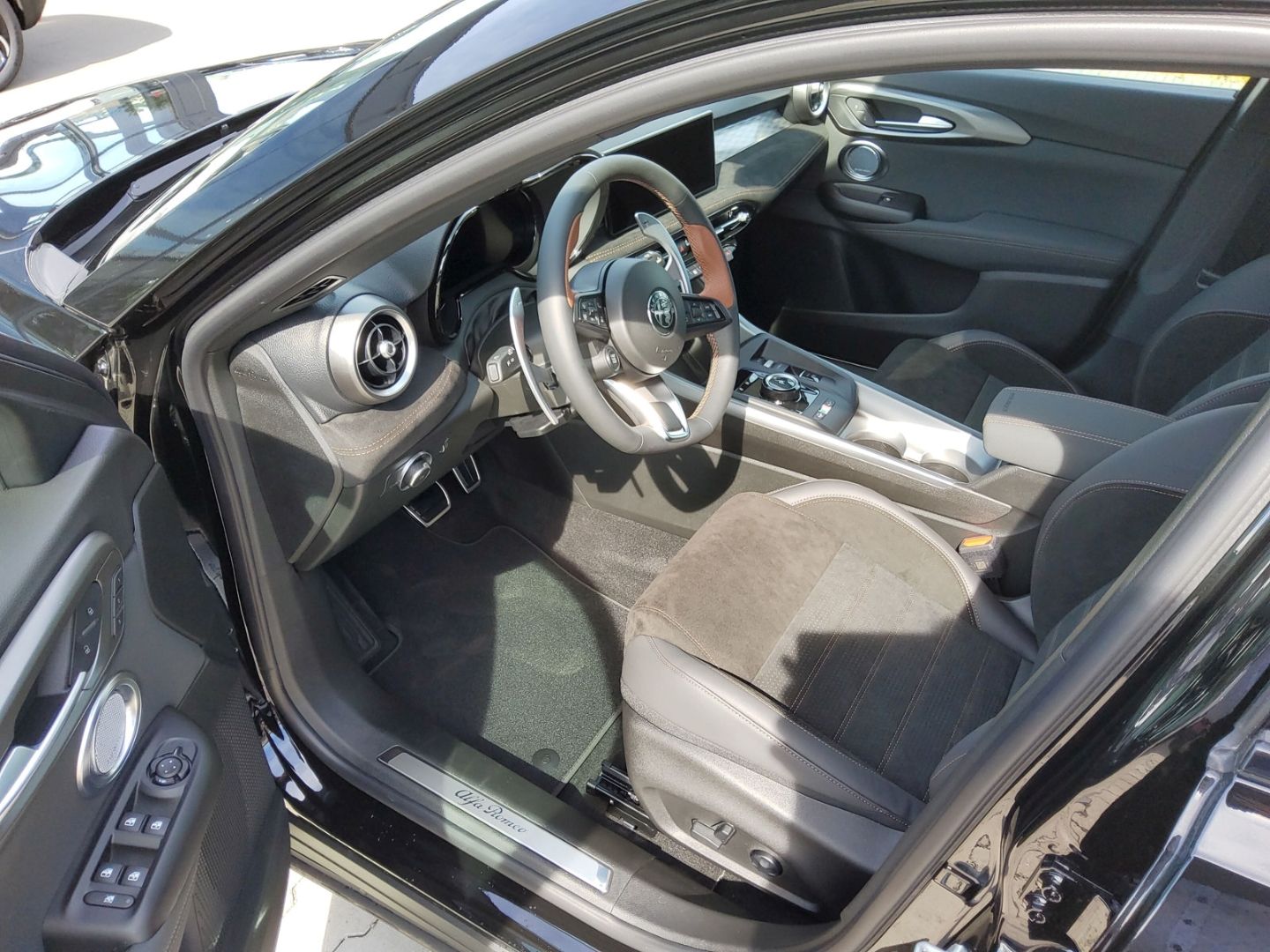 Fahrzeugabbildung Alfa Romeo Tonale Intensa Sondermodell Navi, LHZ, 360°, 1,9