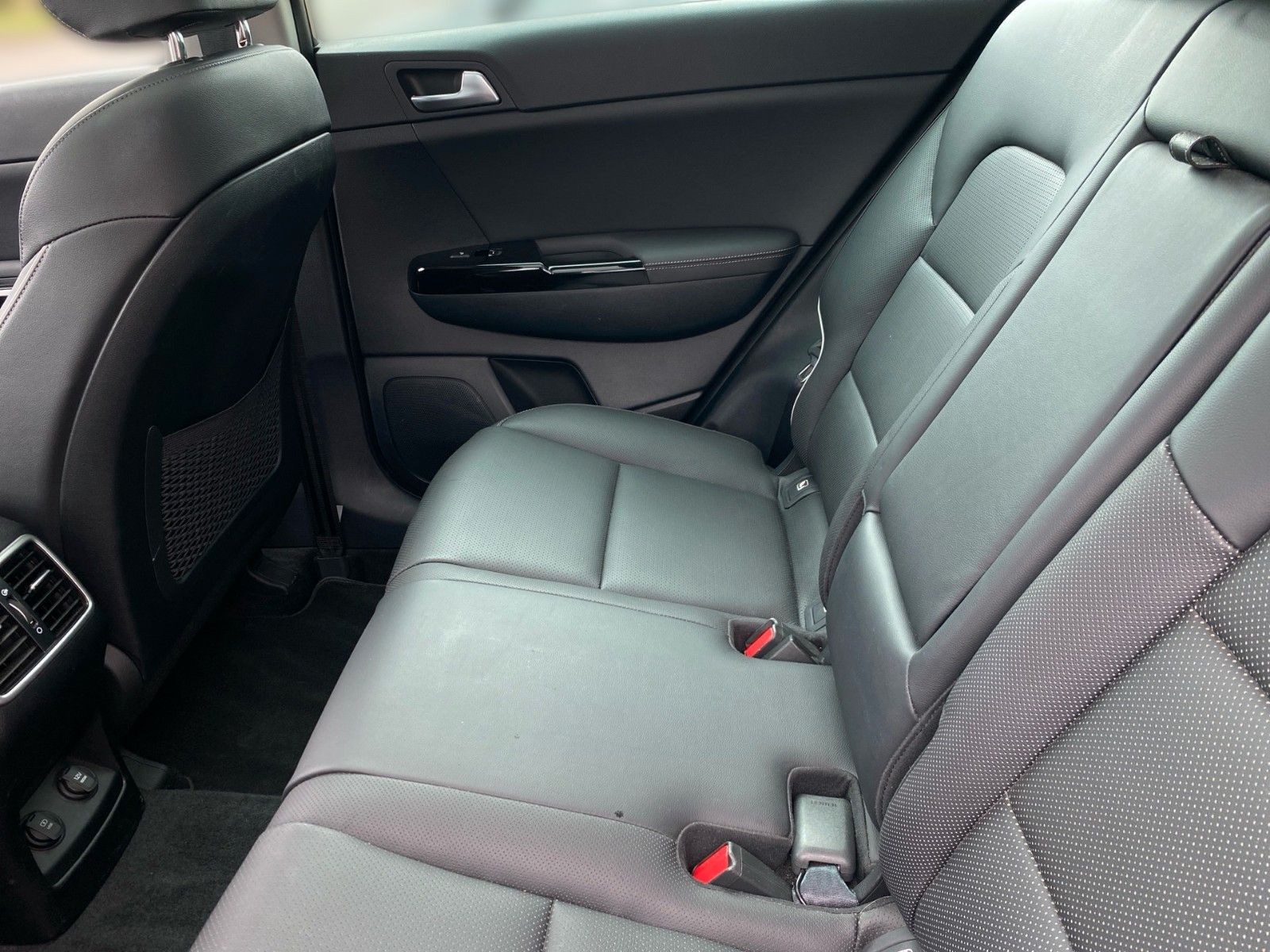 Fahrzeugabbildung Kia Sportage 1.6 GDI Black Edition Glasdach Leder