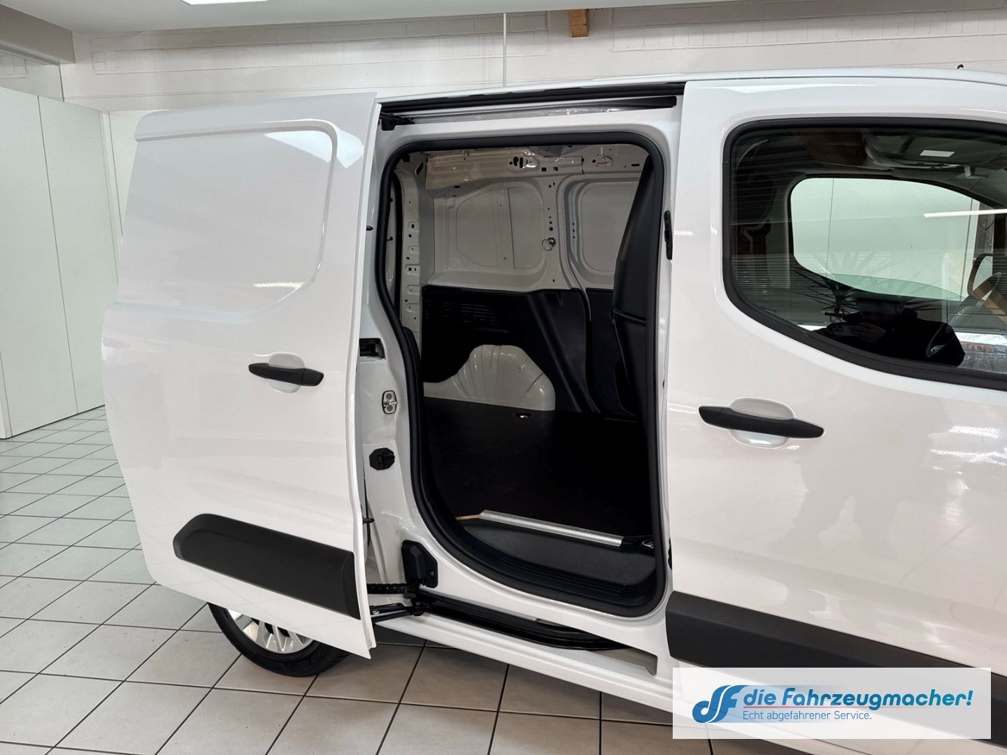 Fahrzeugabbildung Toyota Proace City L1 Meister Navi Apple CarPlay Androi