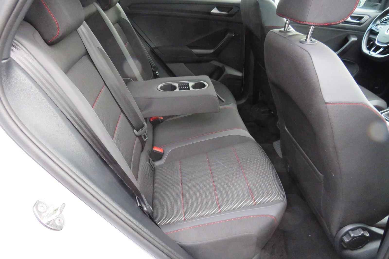 Fahrzeugabbildung Volkswagen T-Roc Sport R-LINE PANO 18`LED NAVI BEATS 1.HD