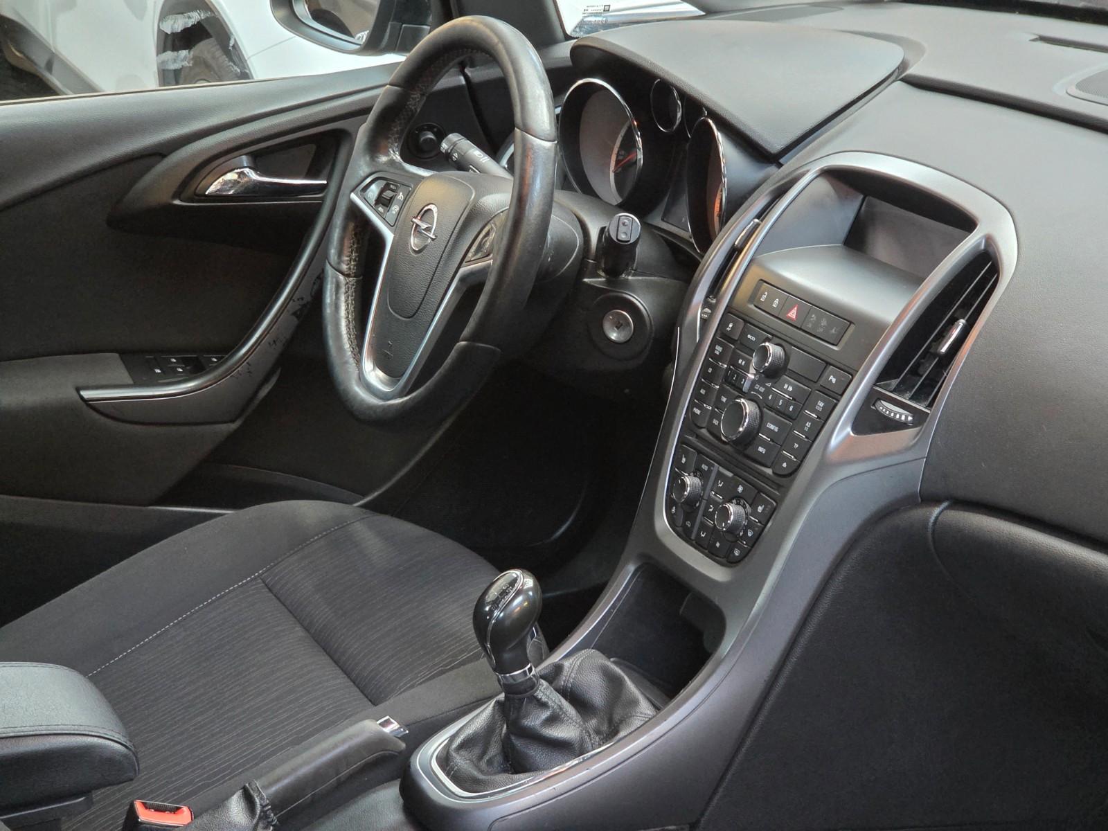 Opel Astra 2015 — фото 8