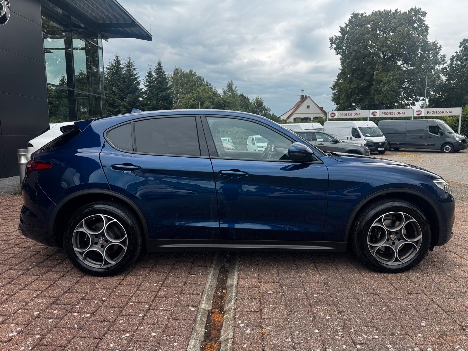 Fahrzeugabbildung Alfa Romeo Stelvio Super Q4 280PS AHK MEMORY NAVI SITZHEIZ.
