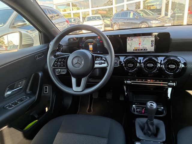 Fahrzeugabbildung Mercedes-Benz A 180 Limousine >NAV/LED/KAM/PDC/SHZ<