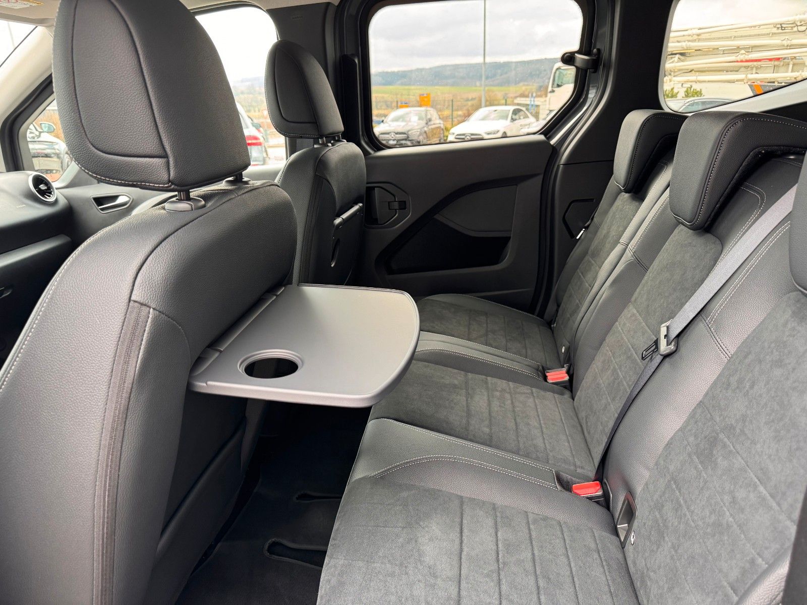 Fahrzeugabbildung Mercedes-Benz T 180 Style LED Kamera KEYLESS MBUX SHZ