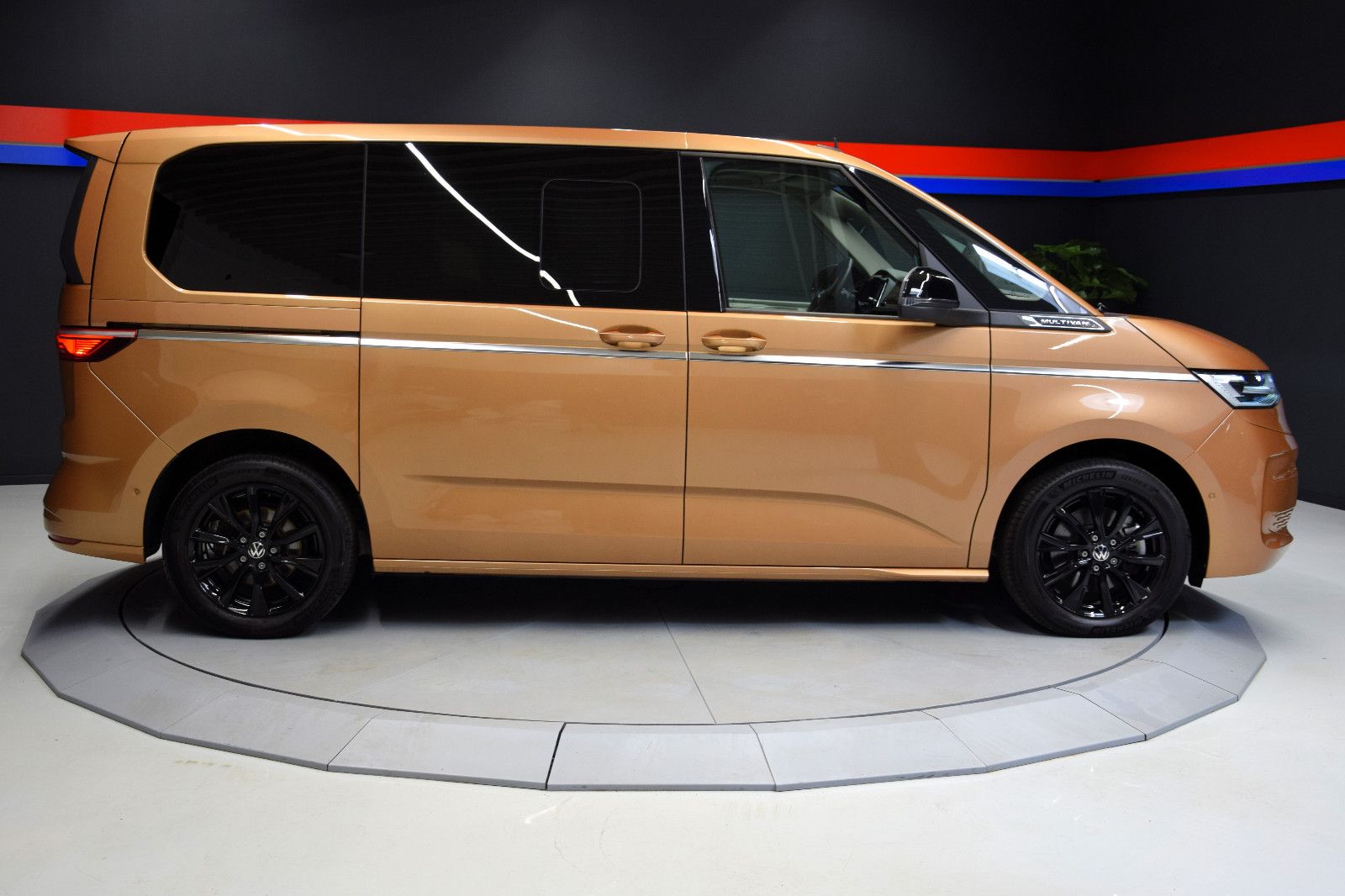 Fahrzeugabbildung Volkswagen T7 Multivan Style 7 Stz. ACC Matrix el.AHK Alcan