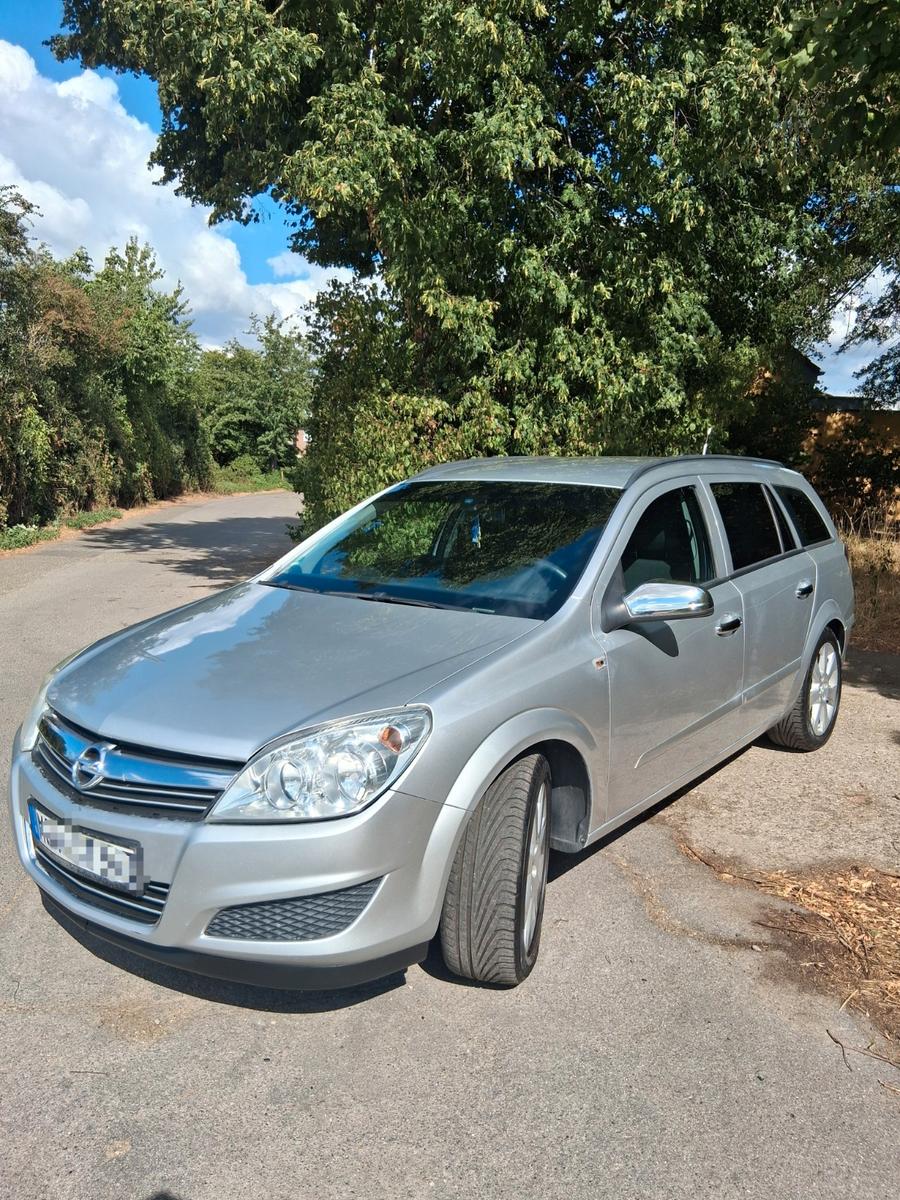 Opel Astra 2009 — rear view
