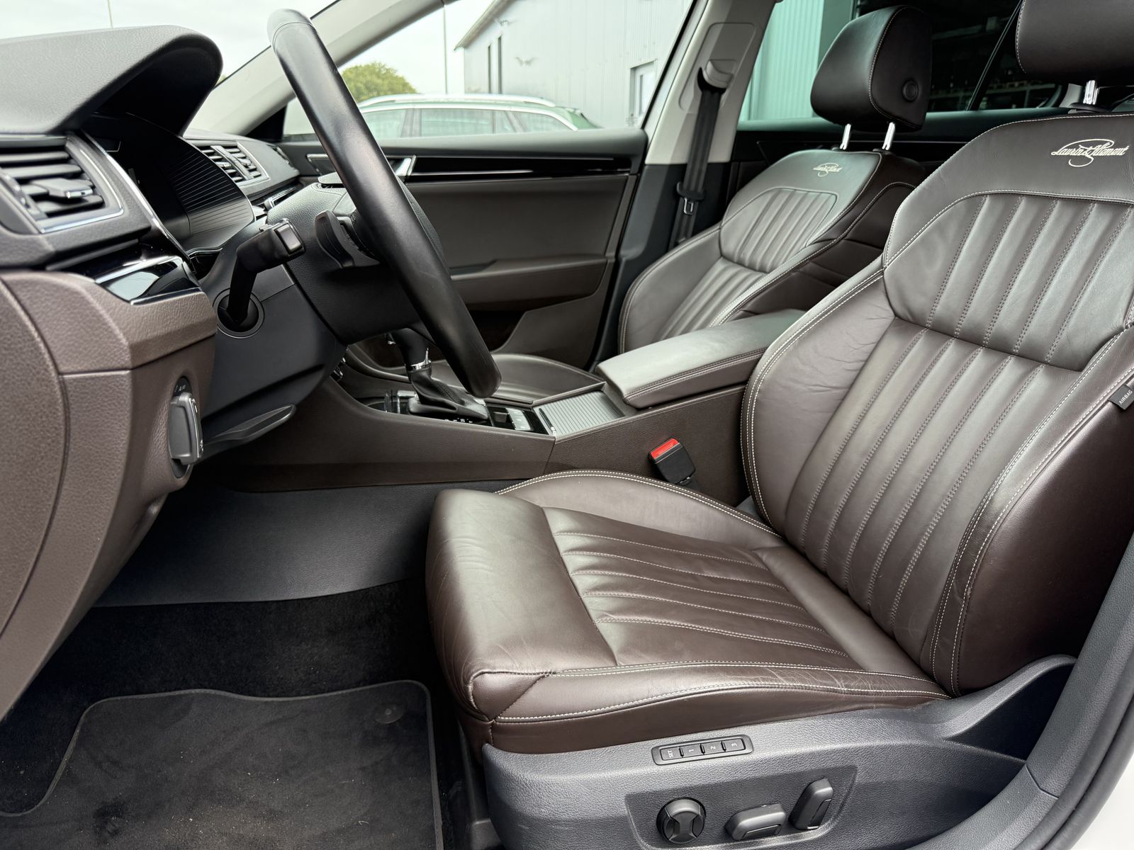 Fahrzeugabbildung SKODA Superb Combi 1.4 TSI iV L&K NAV+LED+KAMERA+VCOCK