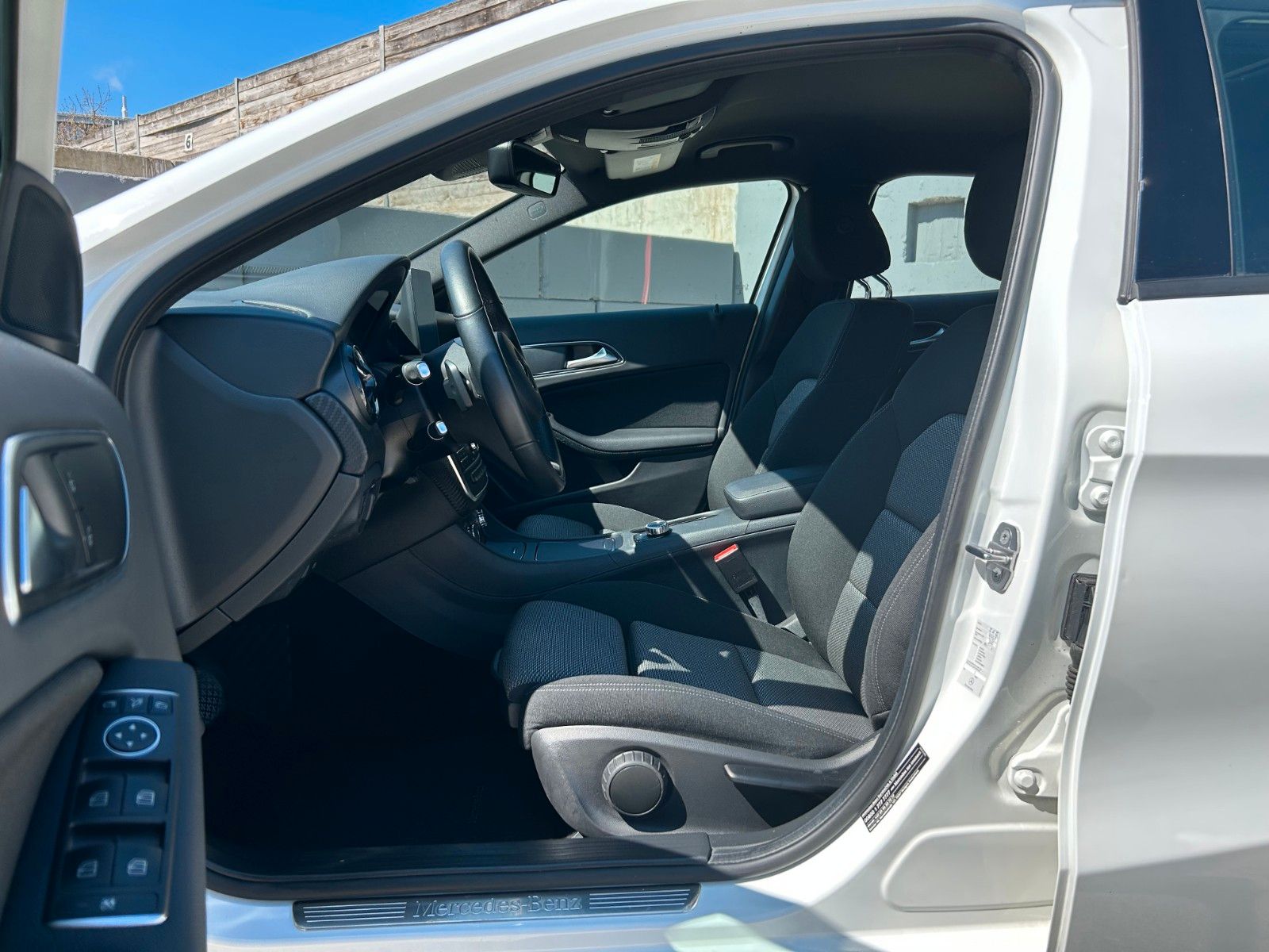 Fahrzeugabbildung Mercedes-Benz GLA 200 7-Gtronic Navi LED PDC SHZ 360° Kamera