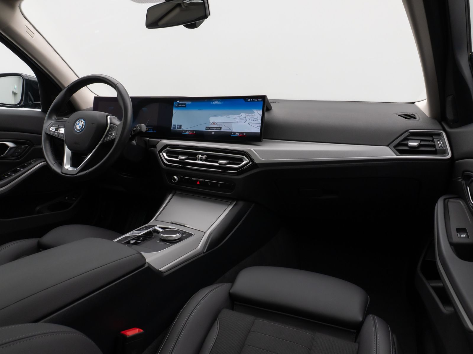 Fahrzeugabbildung BMW 330e Panorama Kamera HUD DAB HiFi Leder Sport