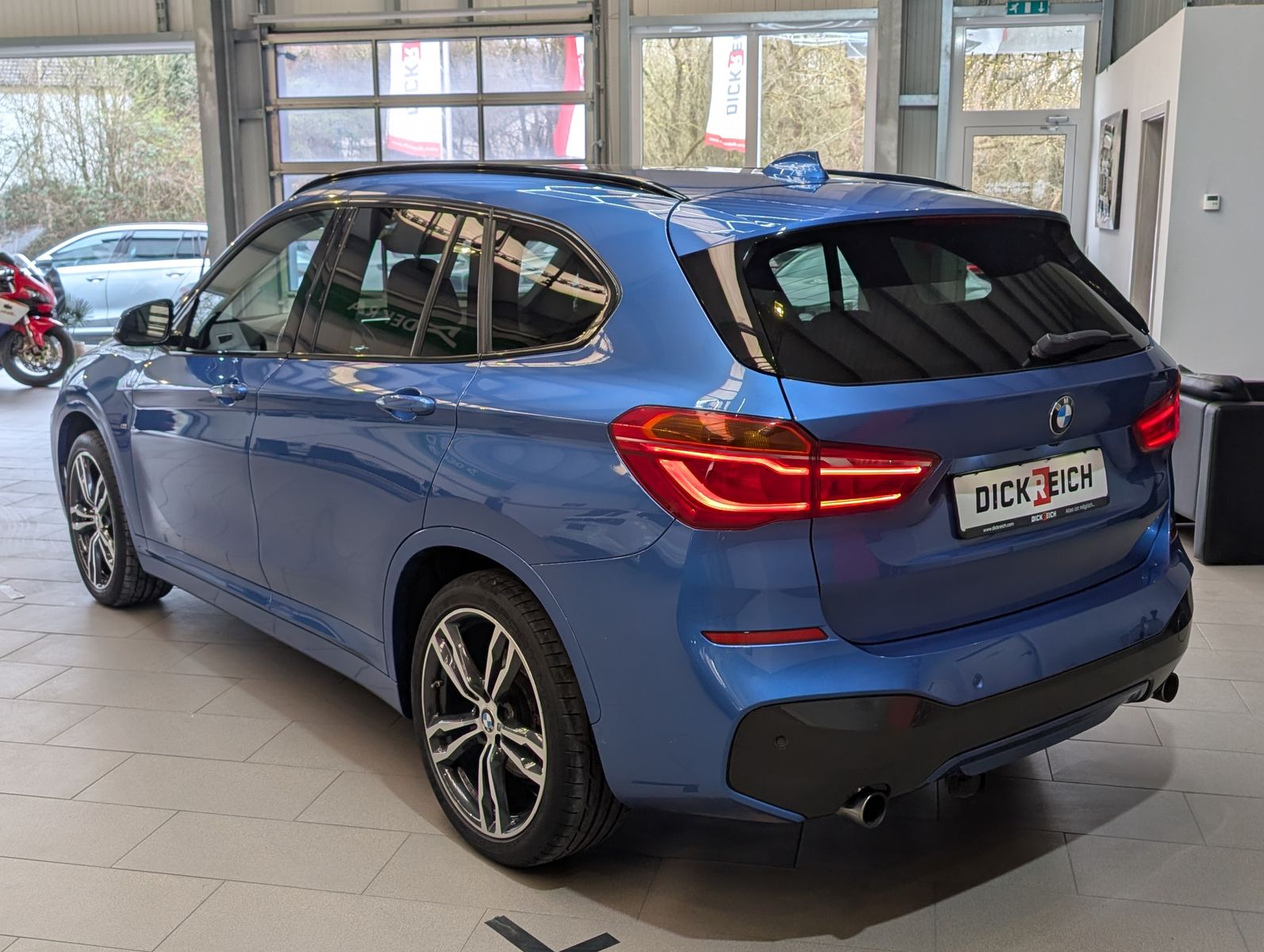 Fahrzeugabbildung BMW X1 20d xD M-Sport LED H&K Cam HUD Pano AHK 19"