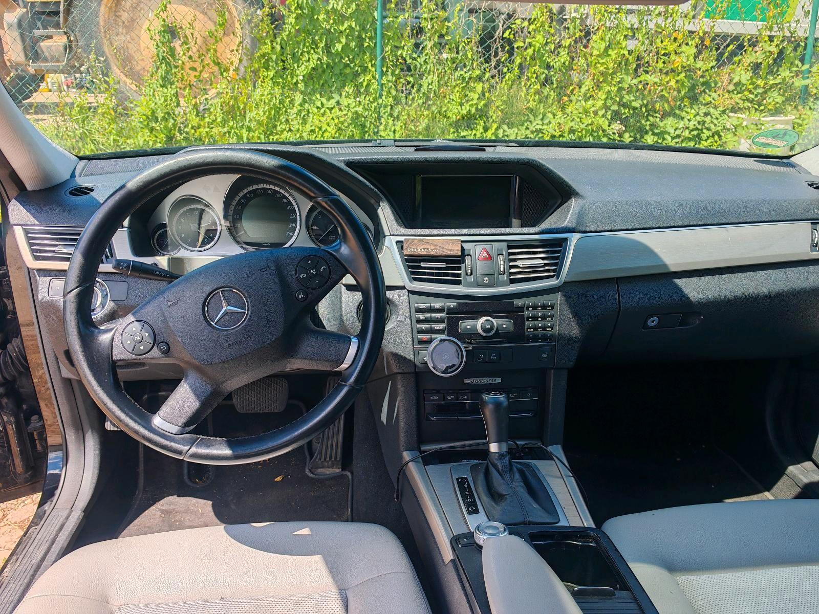 Mercedes-Benz E200 2010 — photo 10