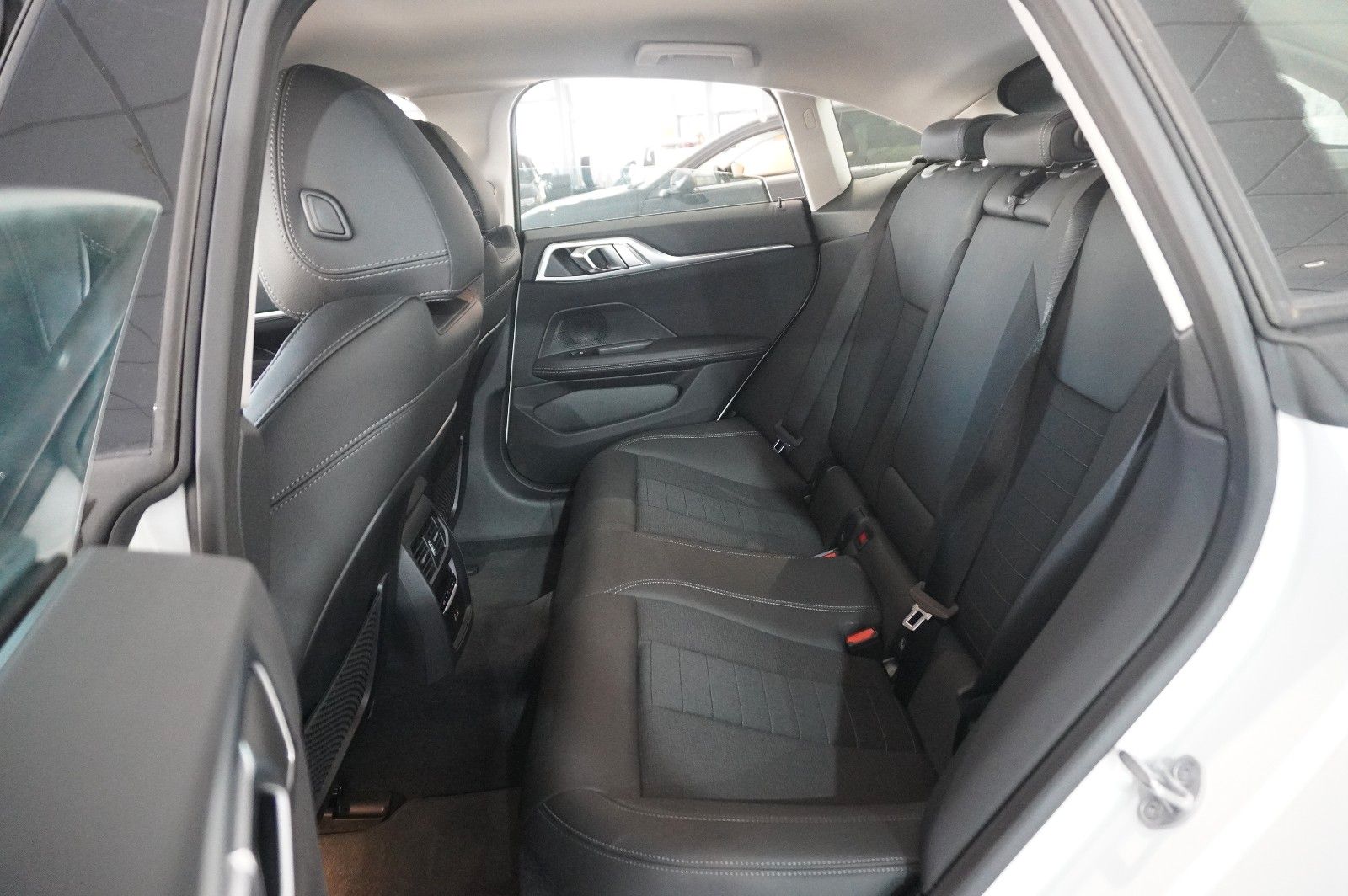 Fahrzeugabbildung BMW i4 Gran Coupe 35 eDrive 70KWH NAVI/KAMERA/SPORT